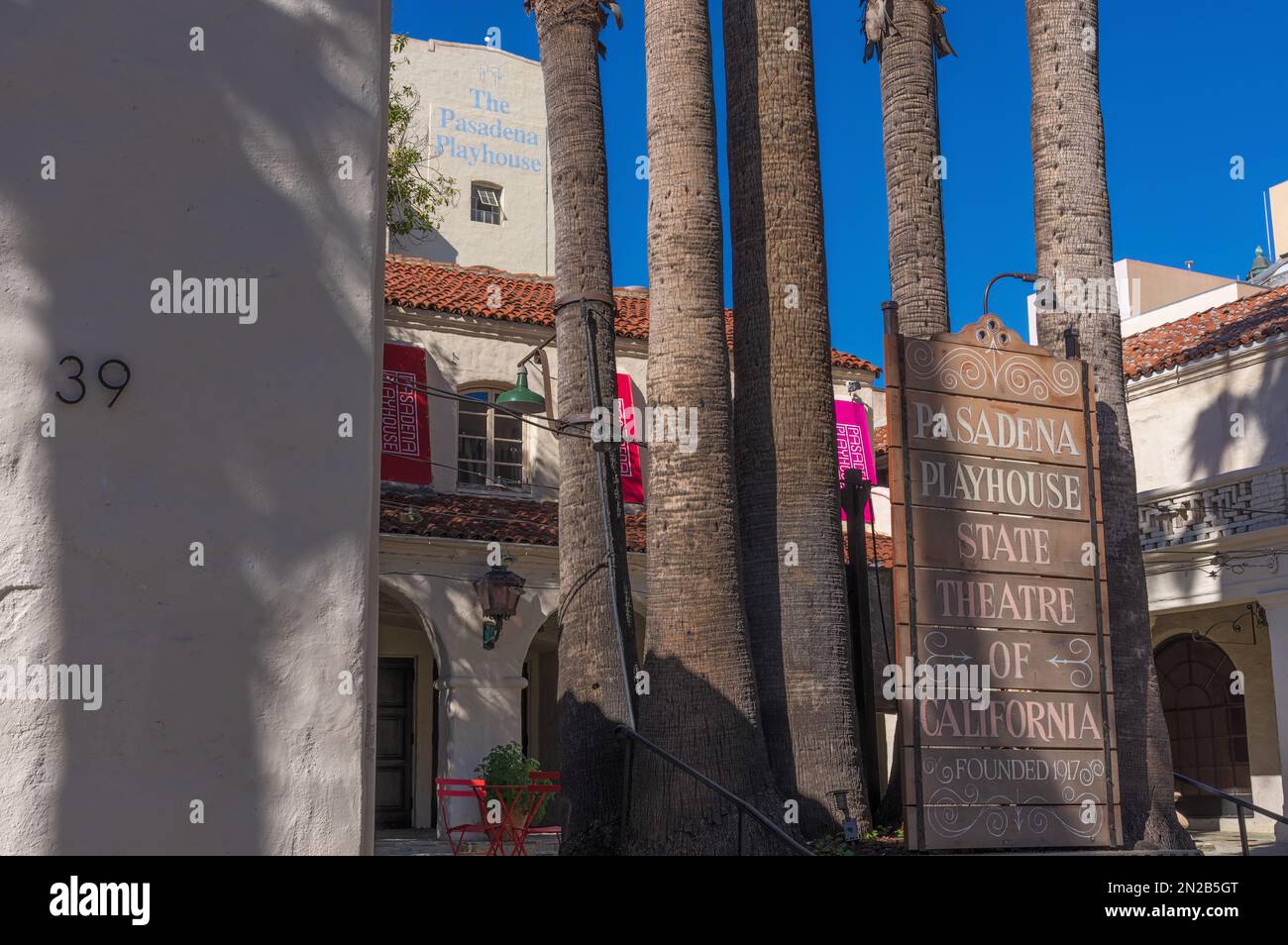 Das Pasadena Playhouse Gebäude wird in der Stadt Pasadena, Los Angeles County, an einem sonnigen Morgen mit blauem Himmel gezeigt. Stockfoto