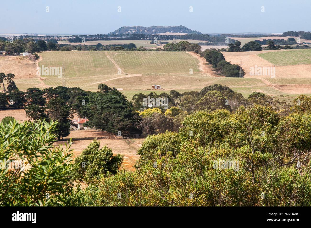 Mount Schank, ein erloschener Vulkankrater, von den Valley Lakes aus gesehen, Mount Gambier, Südaustralien Stockfoto