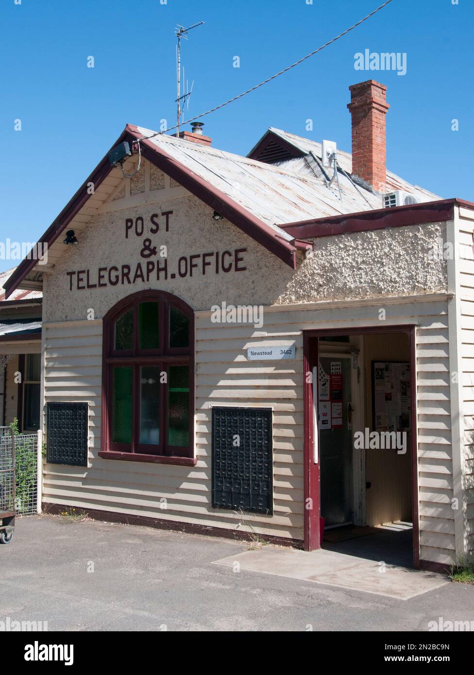 Historisches Post & Telegraph Office in der historischen zentralen Goldfeldstadt Newstead, Victoria, Australien Stockfoto