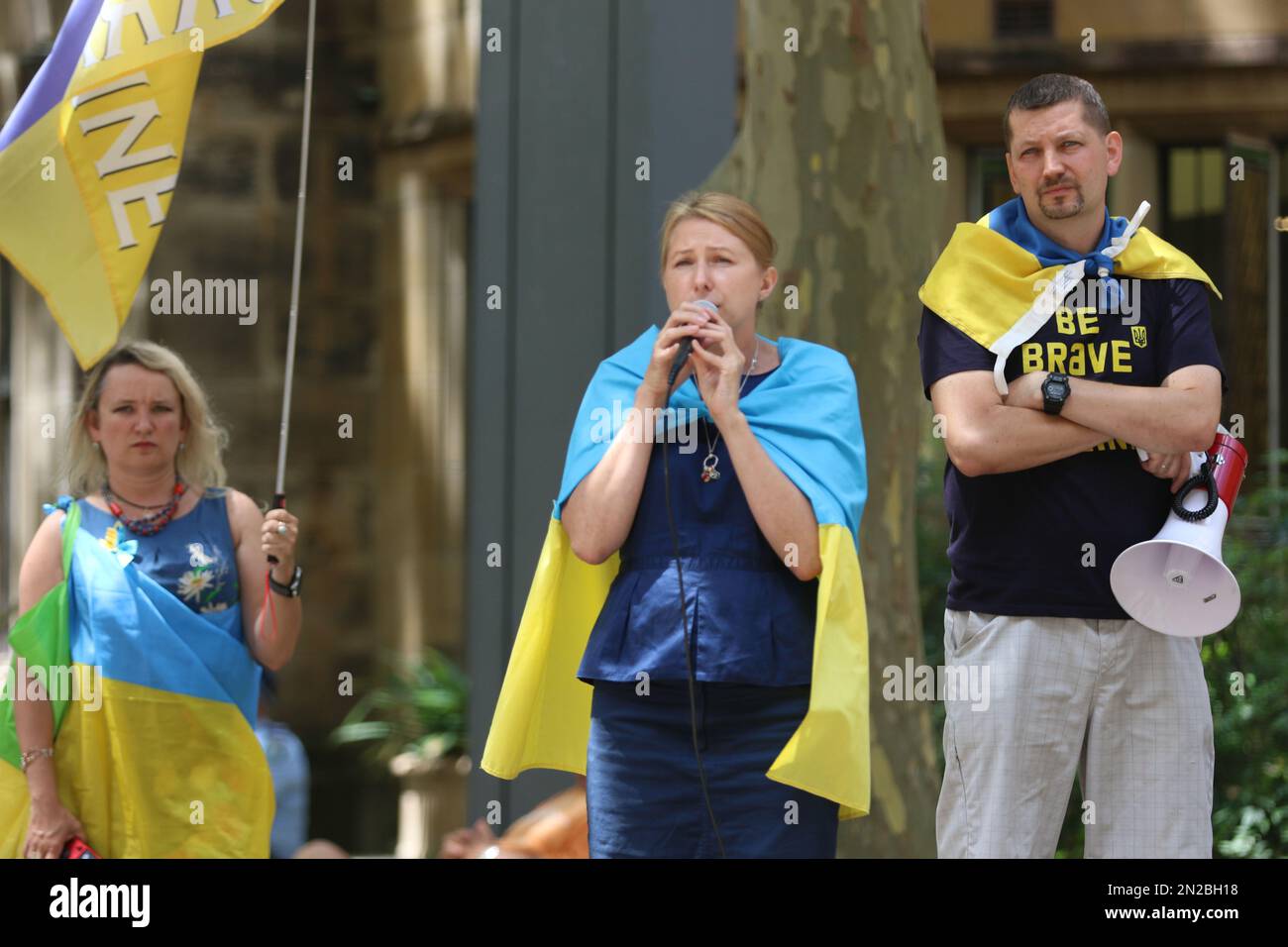 Sydney, Australien. 7. Februar 2023 Ukrainer und ihre Anhänger protestierten in den Büros des Australischen Roten Kreuzes in der 464 Kent Street in Sydney. In einer Erklärung der Protestorganisatoren heißt es: „In den letzten Wochen haben wir erfahren, dass das russische Rote Kreuz Eigentum des ukrainischen Roten Kreuzes auf der Krim unter stiller Genehmigung anderer Büros und des IKRK gestohlen hat. Wir haben die Nachrichten über die Spendensammlung des russischen Roten Kreuzes für die Herstellung von Militäruniformen für russische Soldaten, die Ausbildung ihres Militärpersonals in taktischer Medizin und die Spendensammlung für die Familien von A gesehen Stockfoto