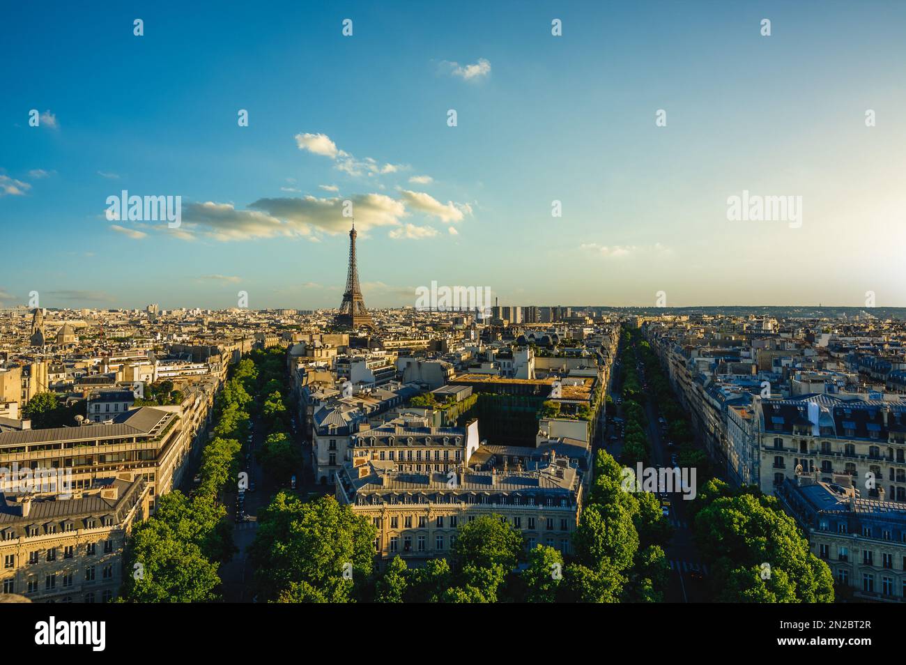 Skyline von Paris mit Eiffelturm bei Dämmerung Stockfoto