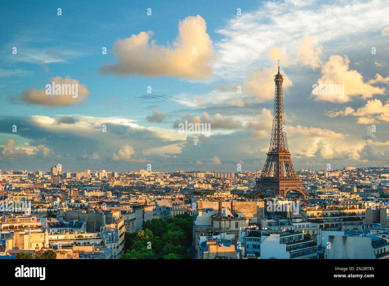Skyline von paris mit eiffelturm in frankreich in der Abenddämmerung Stockfoto