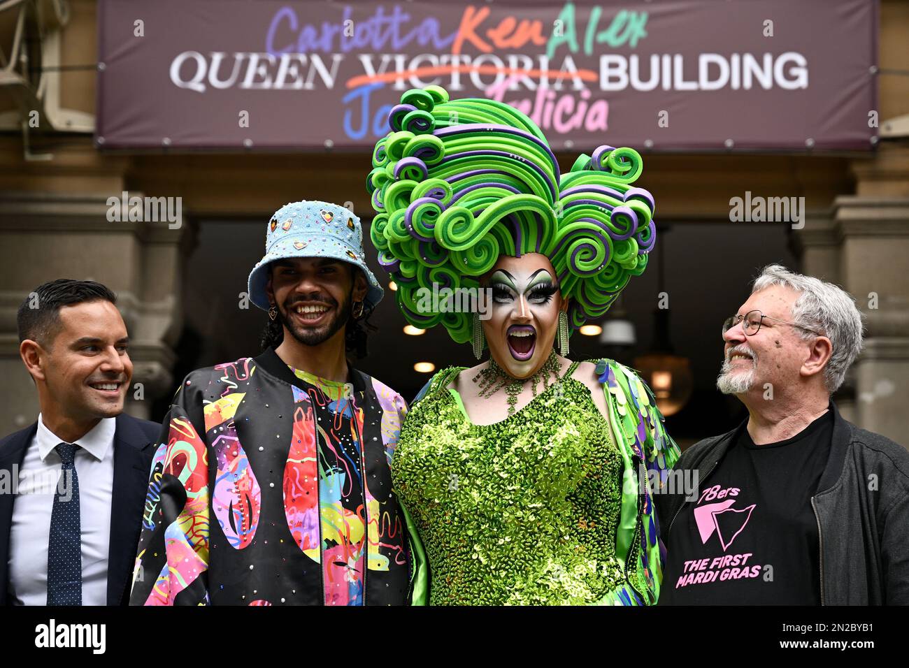 Unabhängiger Sydney MP Alex Greenwich, indigene Drag Queen Felicia Foxx,  Drag Queen Kita Mean, schwule Aktivistin und ursprünglicher Mardi Gras  Initiator Ken Davis posieren für ein Foto während der Umbenennung des Queen