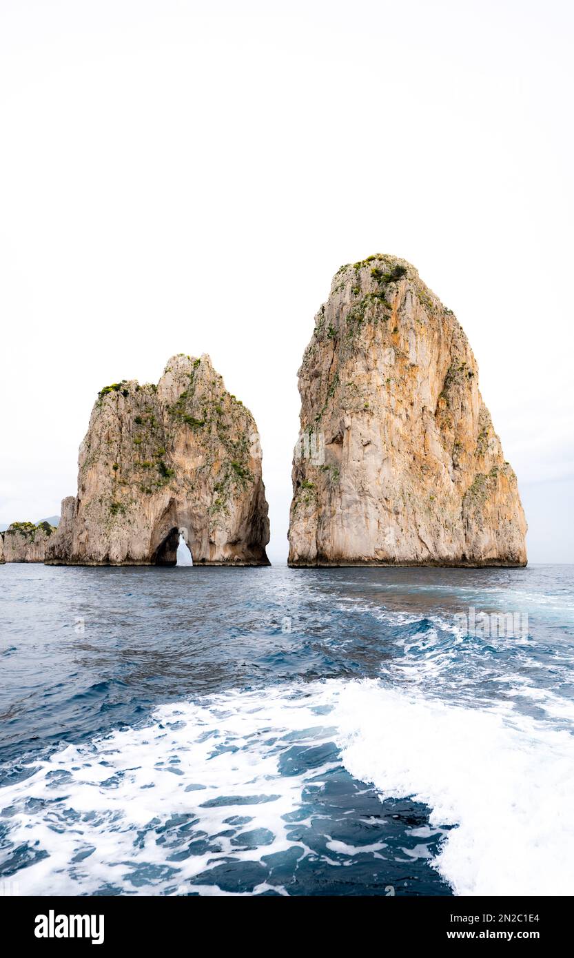 Capri Felsformationen Faraglioni in Süditalien. Augenhöhe mit Blick auf den Ozean des berühmten Faraglioni vor der Küste der Insel Capri. Stockfoto