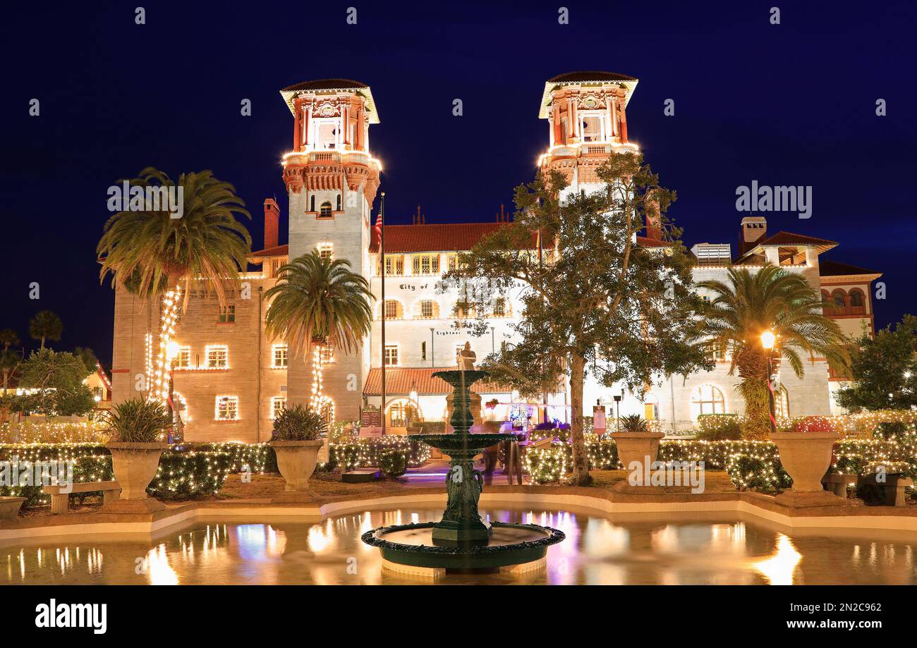 Gebäude im spanischen Stil, beleuchtet bei Nacht in St. Augustine, Florida, USA Stockfoto