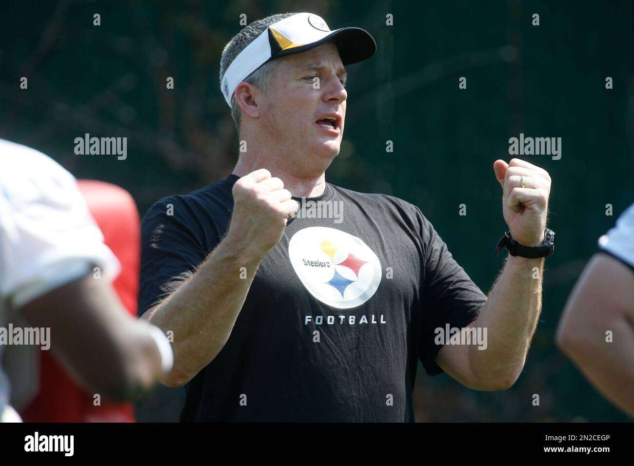 Pittsburgh Steelers offensive line coach Mike Munchak at an NFL football rookie minicamp, Friday, May 8, 2015, in Pittsburgh. (AP Photo/Keith Srakocic) Stockfoto