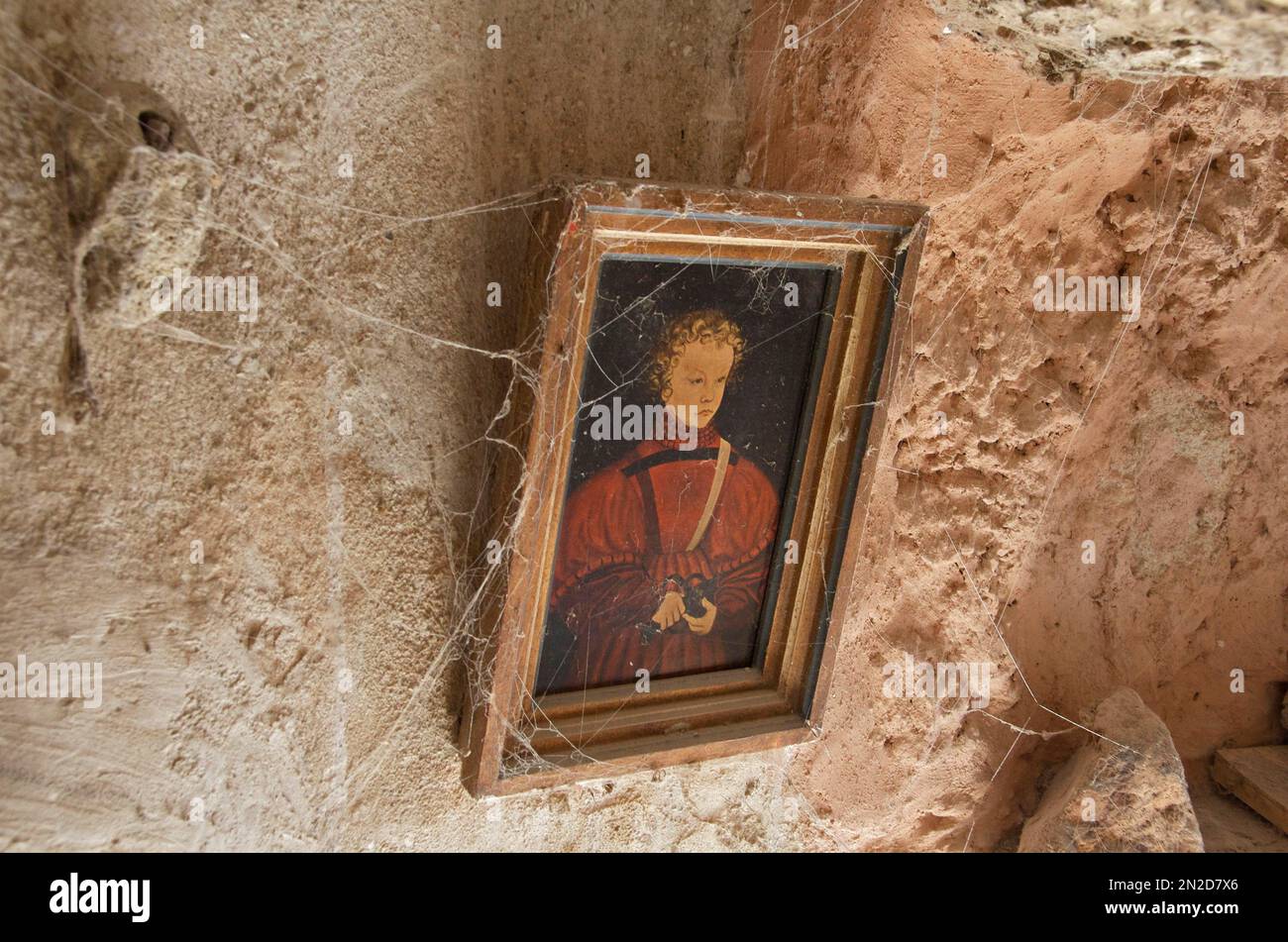 Goldener Bilderrahmen mit Spinnweben an der Tonwand, Bornos, Cabo de Gata, Andalusien, Spanien Stockfoto