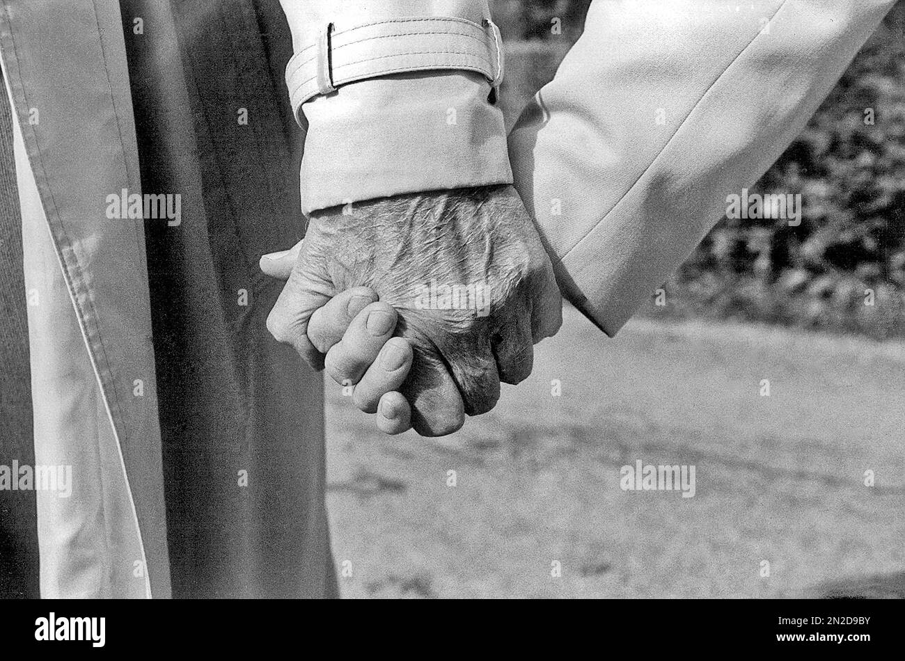 Altes Paar, das Hand in Hand geht, Schwarzweißfoto Stockfoto