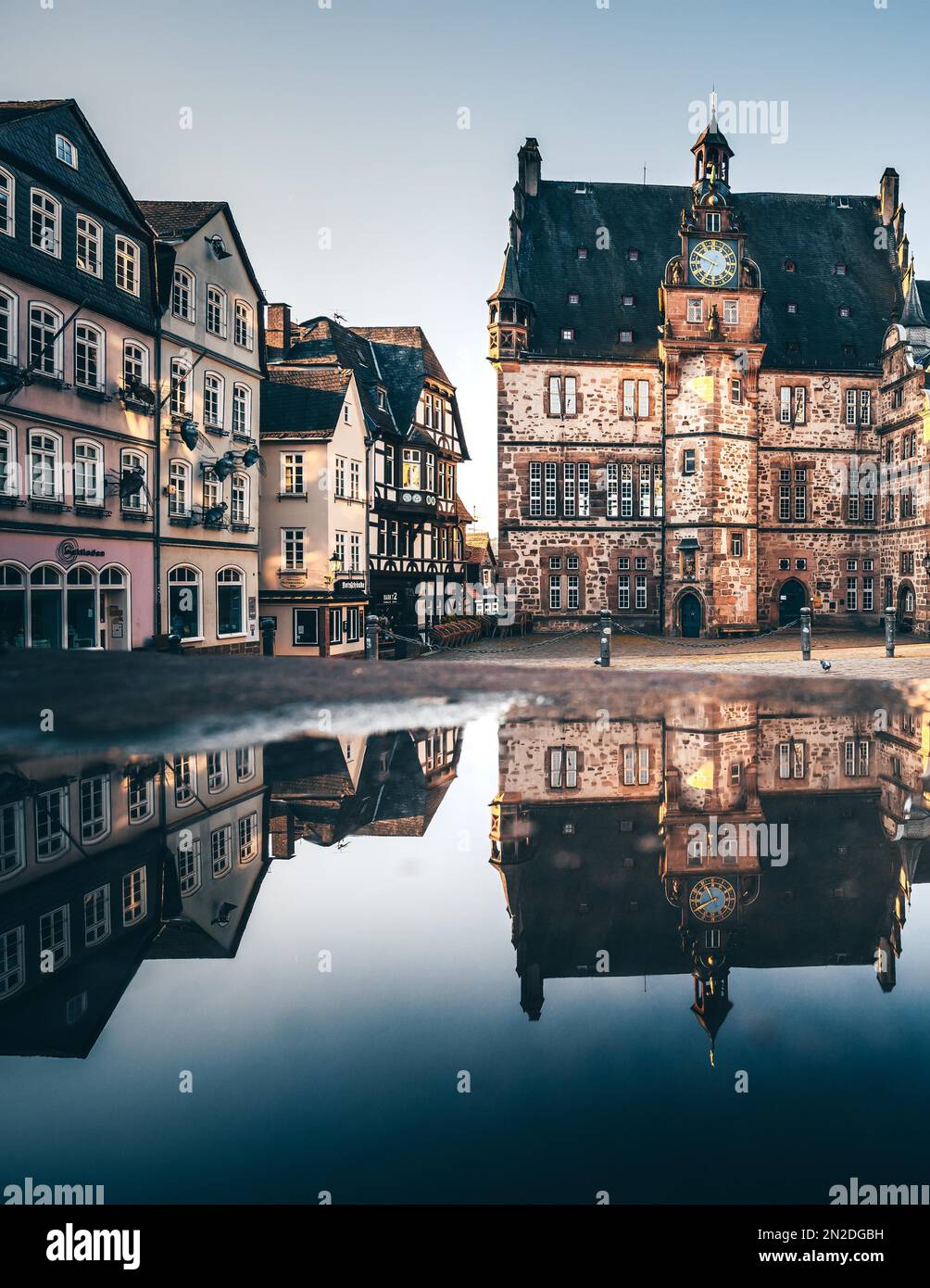 Wasserspiegelung am Morgen, Altes Rathaus am historischen Marktplatz, Marburg, Deutschland Stockfoto