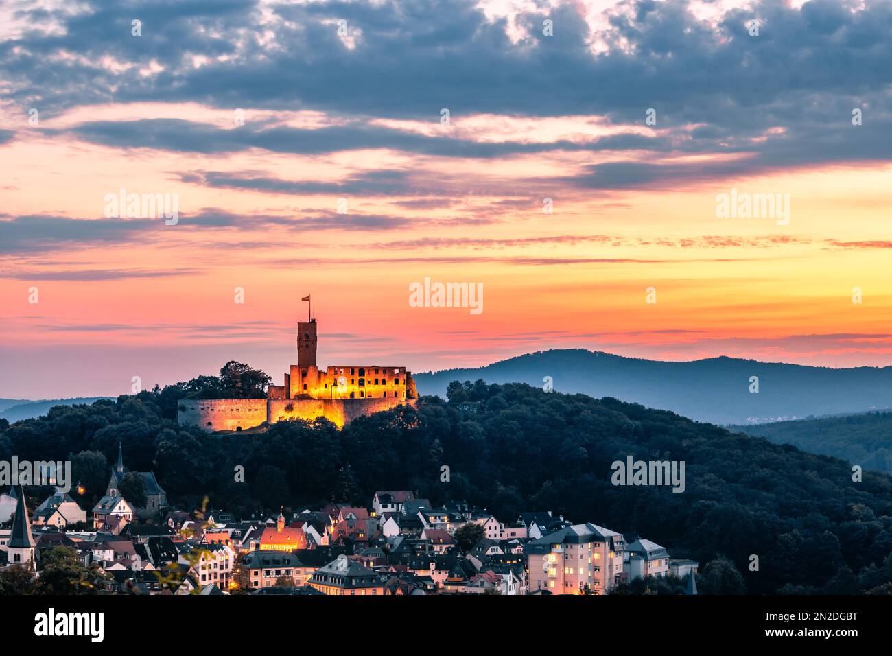 Sonnenuntergang, Blick über die Stadt Koenigstein mit Schloss, Taunus, Hessen, Deutschland Stockfoto