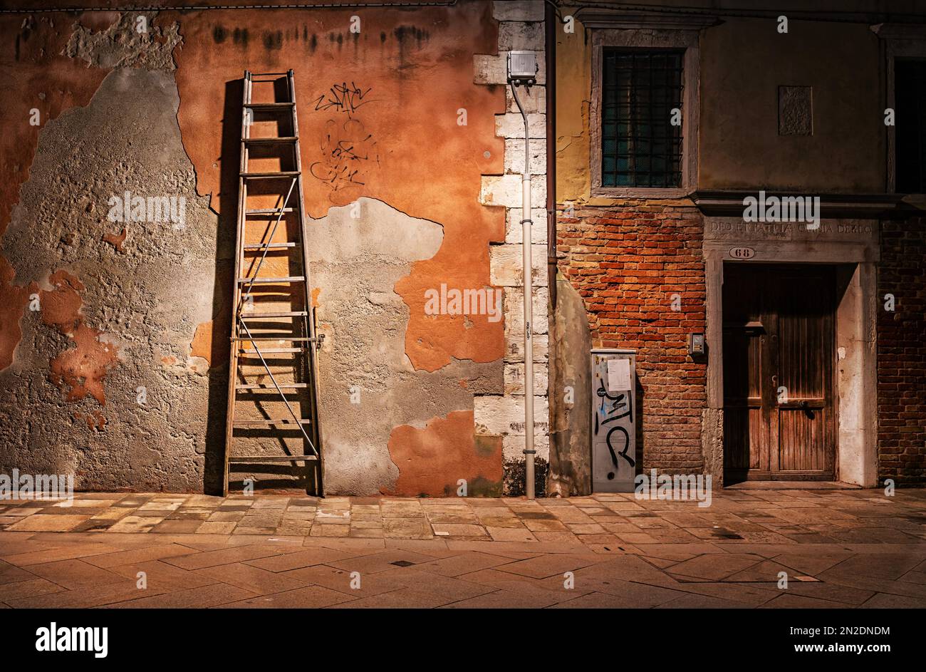Hausmauer mit hölzerner Sprossenleiter, Venedig, Italien Stockfoto