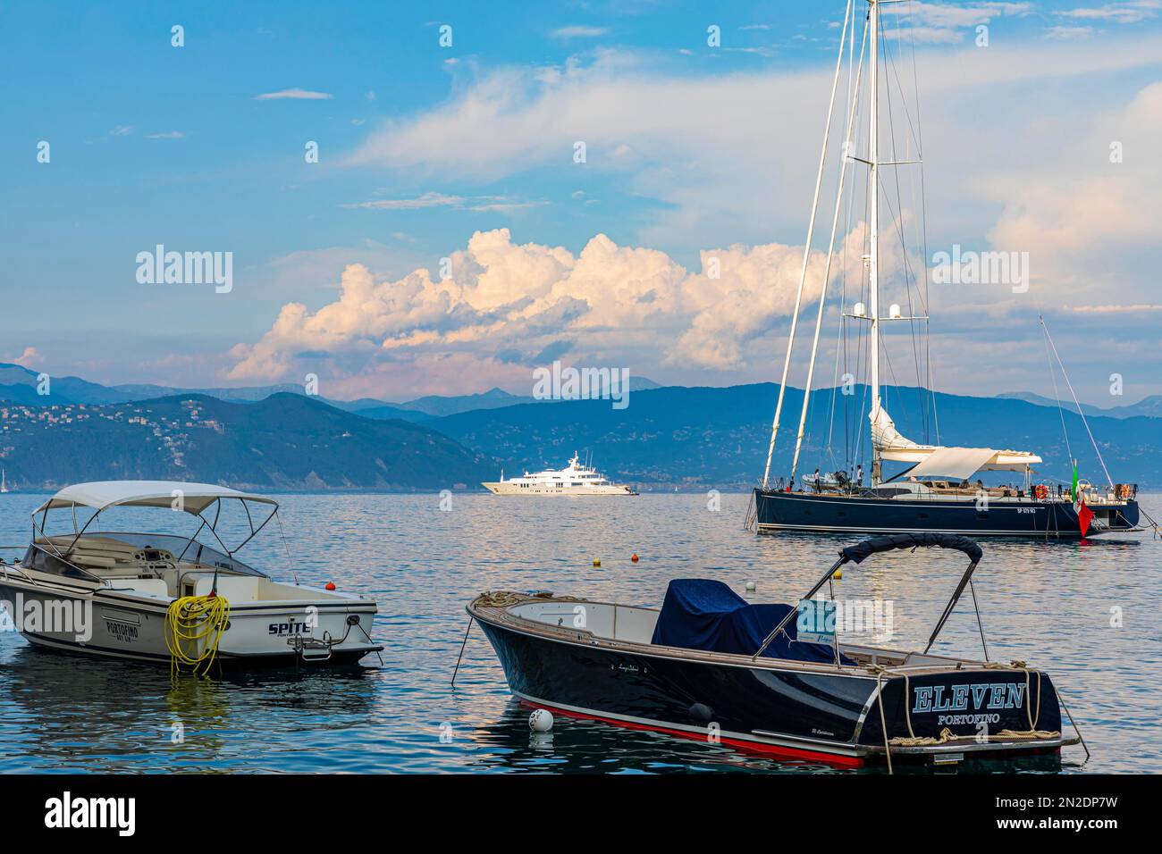 Boote und Segelyacht vor Anker in Portofino Bay, Portofino, Ligurien, Italien Stockfoto