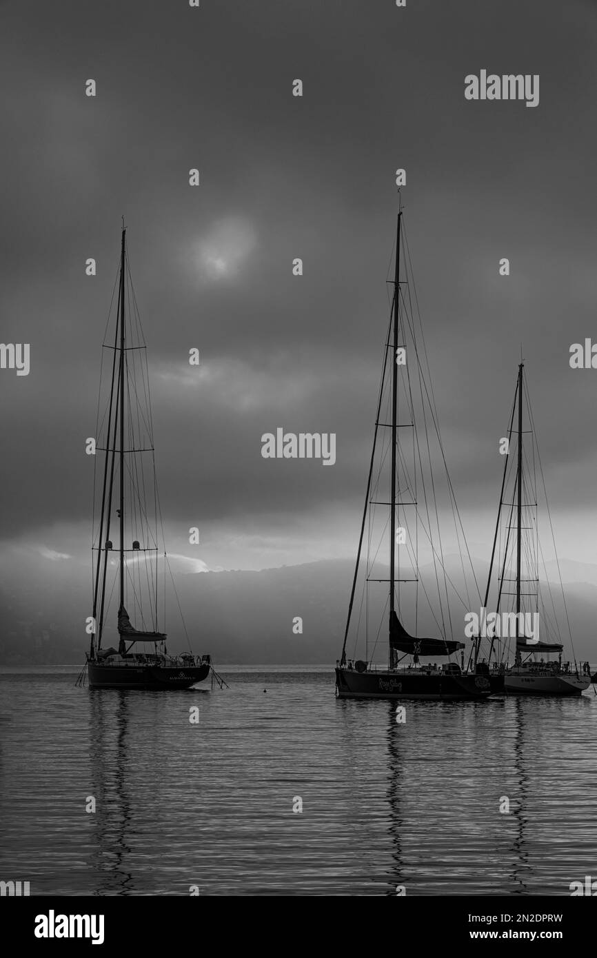 Segelyachten vor Anker bei Sonnenaufgang in Portofino Bay, Portofino, Ligurien, Italien Stockfoto