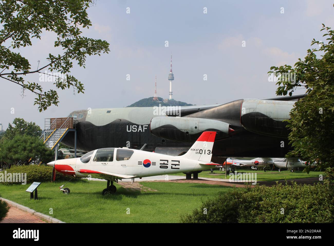 Militärflugzeuge vor dem Korean war Memorial Museum Stockfoto