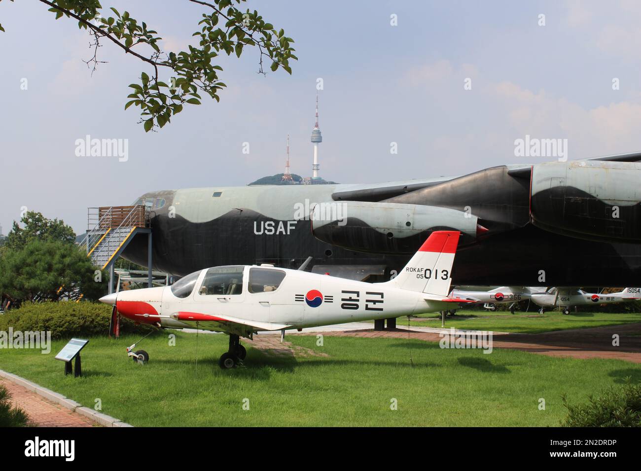 Militärflugzeuge vor dem Korean war Memorial Museum Stockfoto