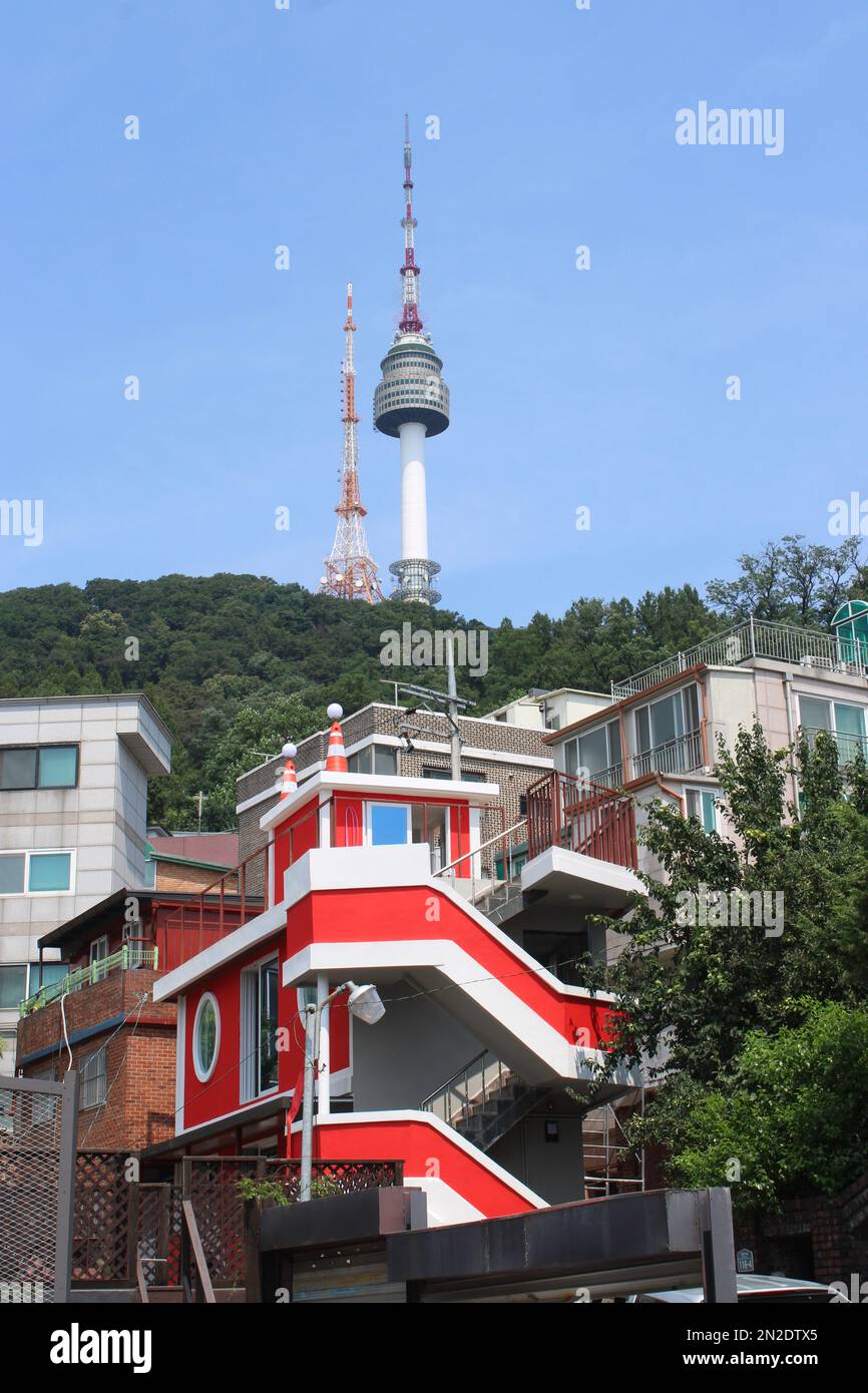 Namsan (Seoul) Tower hinter zeitgenössischem Gebäude Stockfoto