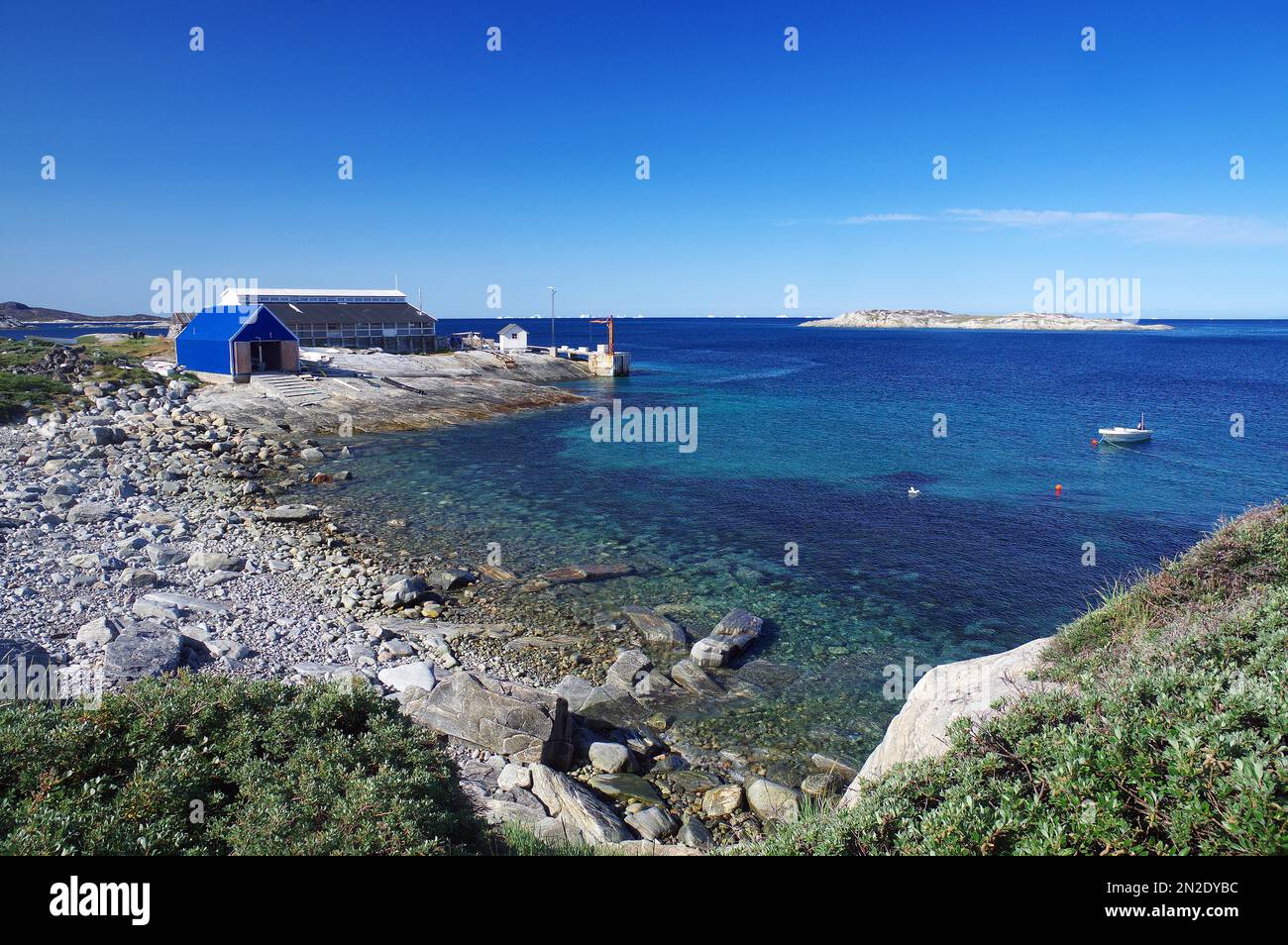 Breite Bucht mit Steinstrand, alte Fischfabrik, Illimanaq, Disko Bay, Avannaata Kommunia, Arktis, Grönland, Dänemark Stockfoto