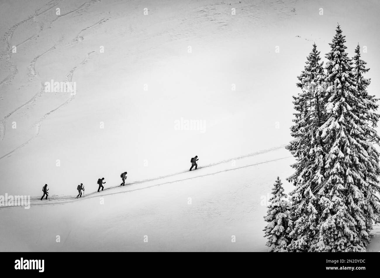 Skitouristen in winterlicher Berglandschaft, Gunzesried, Oberallgaeu, Bayern, Deutschland Stockfoto