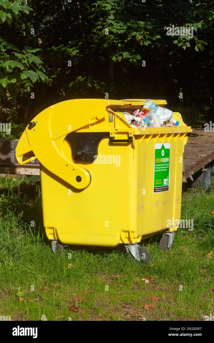 Gelber Papierkorb für Kunststoffabfälle, Abfalltrennung, Deutschland Stockfoto