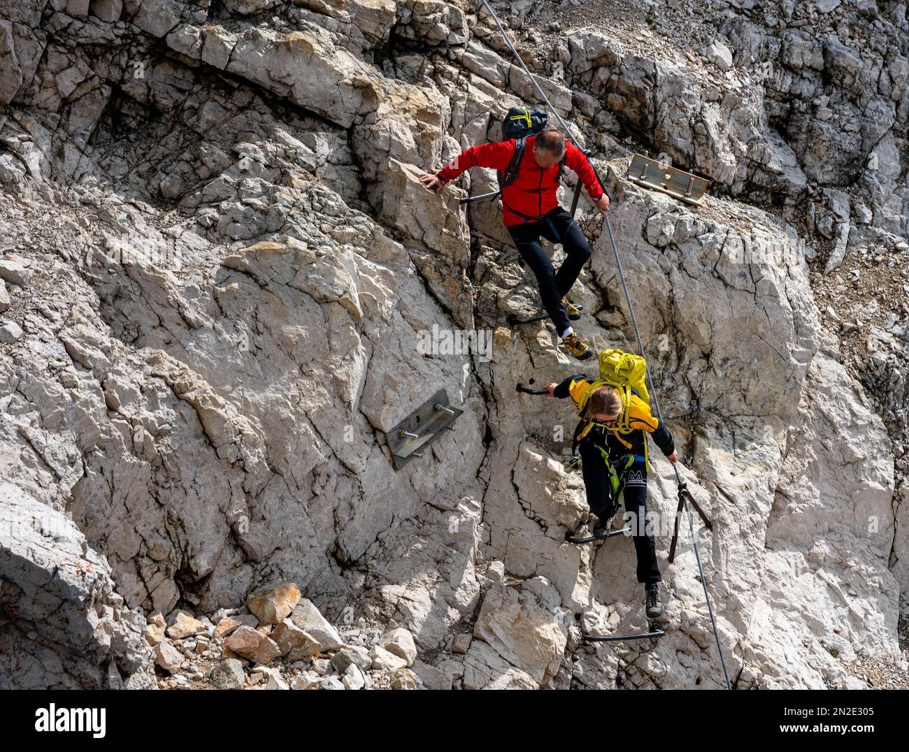Kletterer klettern die Metallleiter hinauf zum Gipfelplateau der Zugspitze, Garmisch Patenkirchen, Bayern, Deutschland Stockfoto