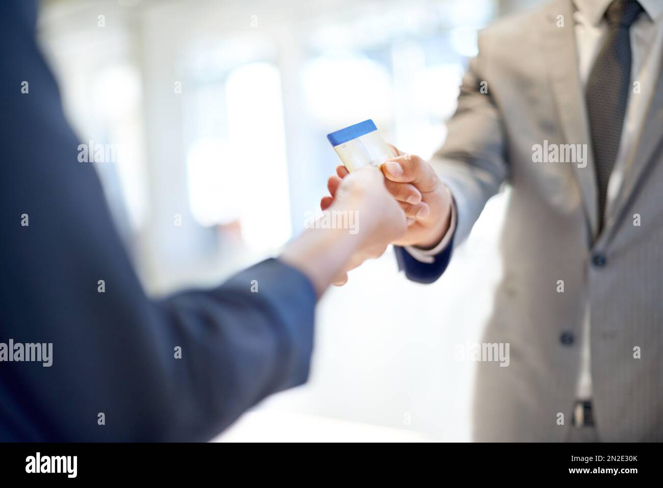 Schreib es auf mein Geschäftskonto... Bild eines Mannes, der einer Frau eine Kreditkarte übergibt. Stockfoto