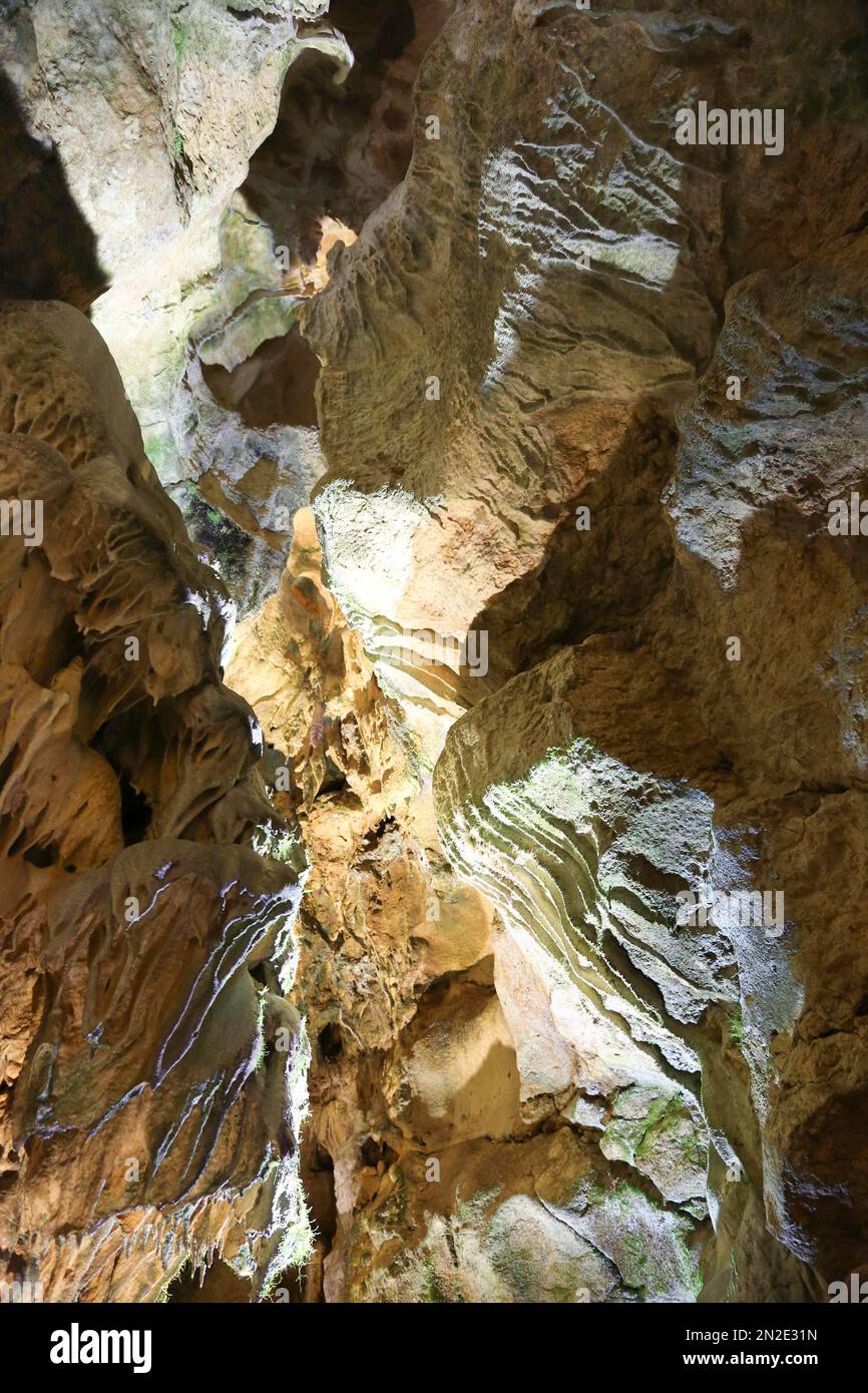 Baerenhoehle, Karlshoehle, Erpfinger Hoehle, Stalaktitenhöhle, weißer Jurassic-Kalkstein, Sonnenbühl-Erpfingen, Baden-Württemberg, Deutschland Stockfoto