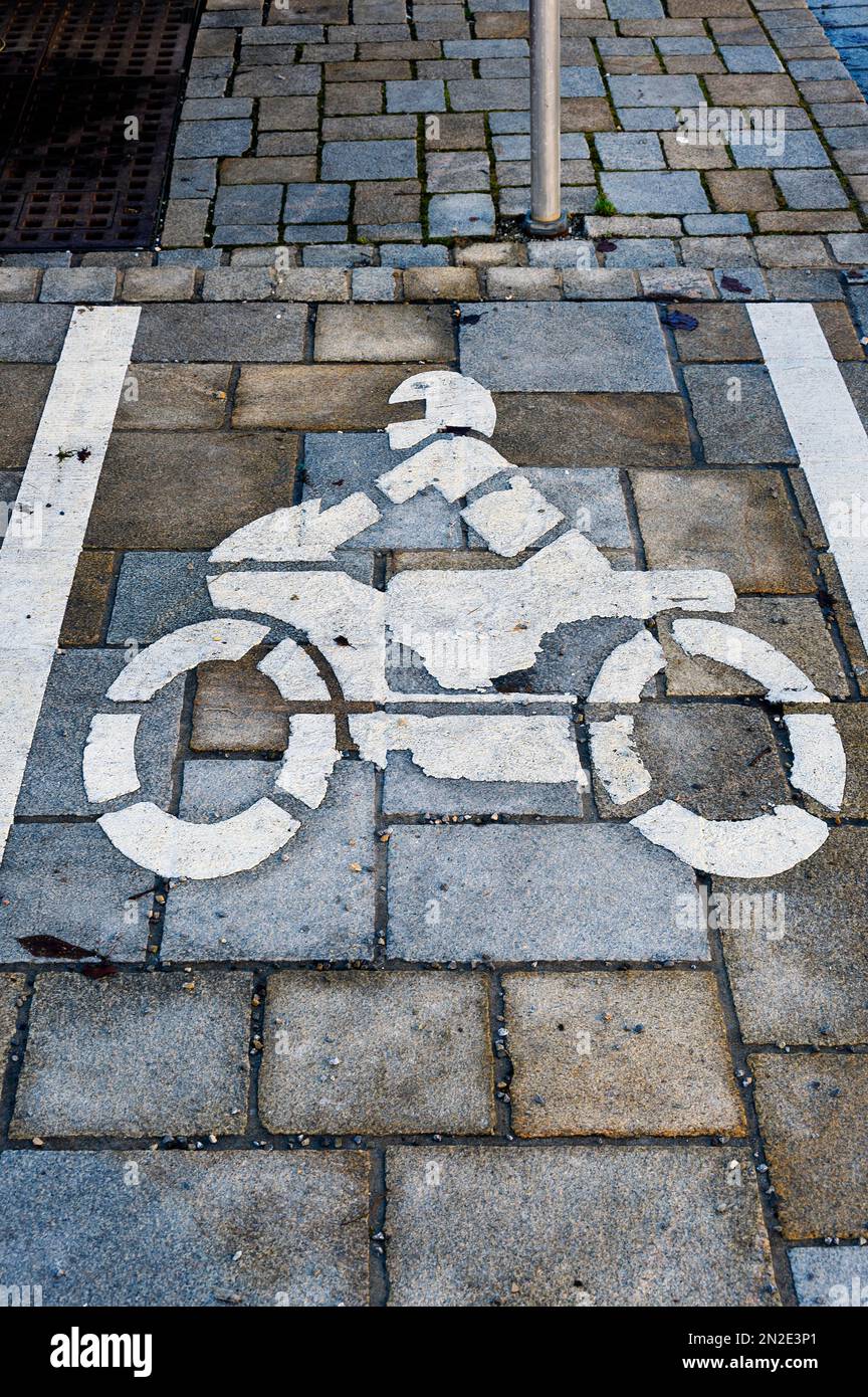 Parkplatzmarkierung auf Gehweg mit Motorradpiktogramm in Kempten Allgaeu, Bayern Stockfoto