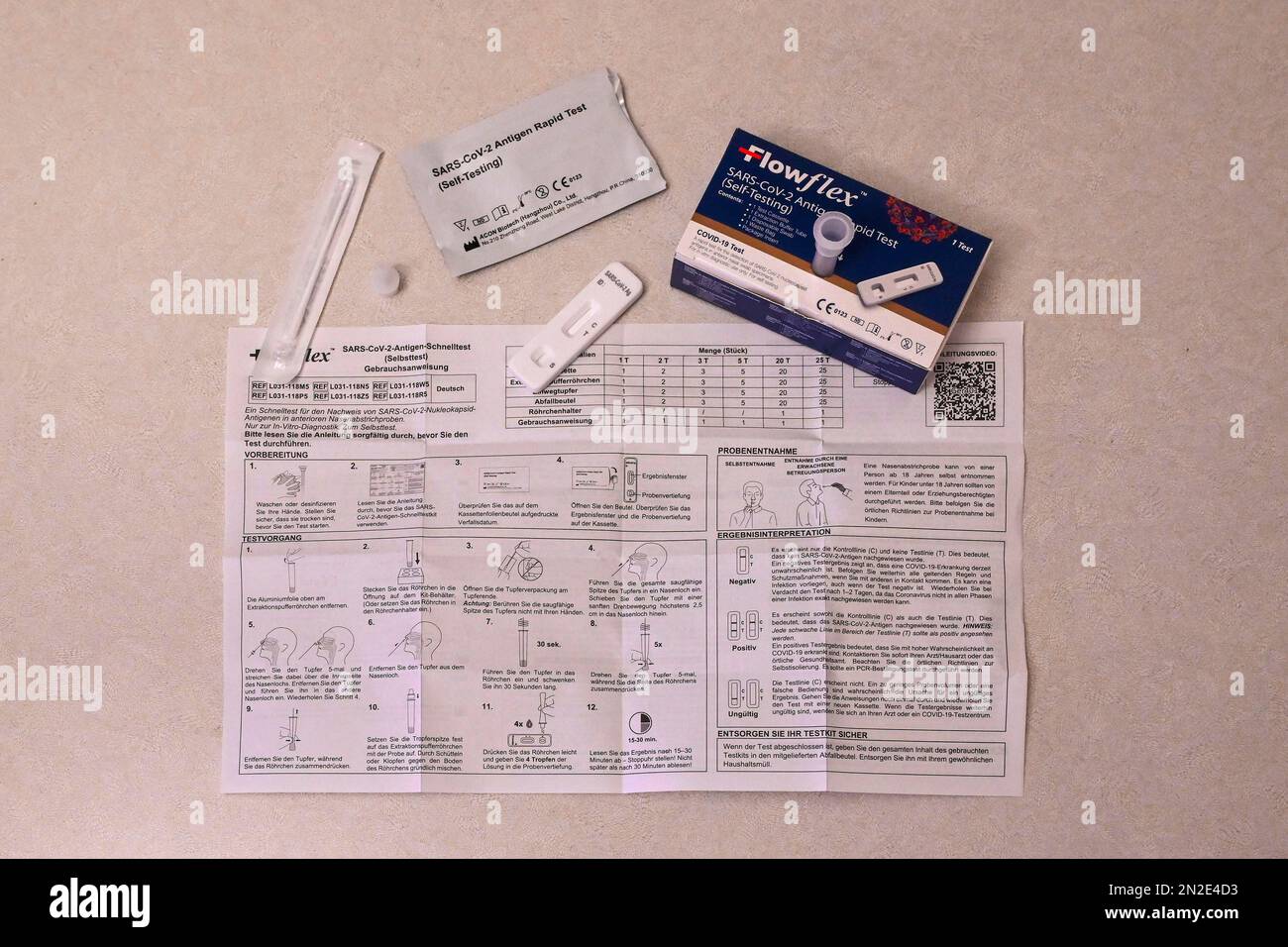 Flowflex Antigen-Schnelltest mit Gebrauchsanweisung Stockfoto
