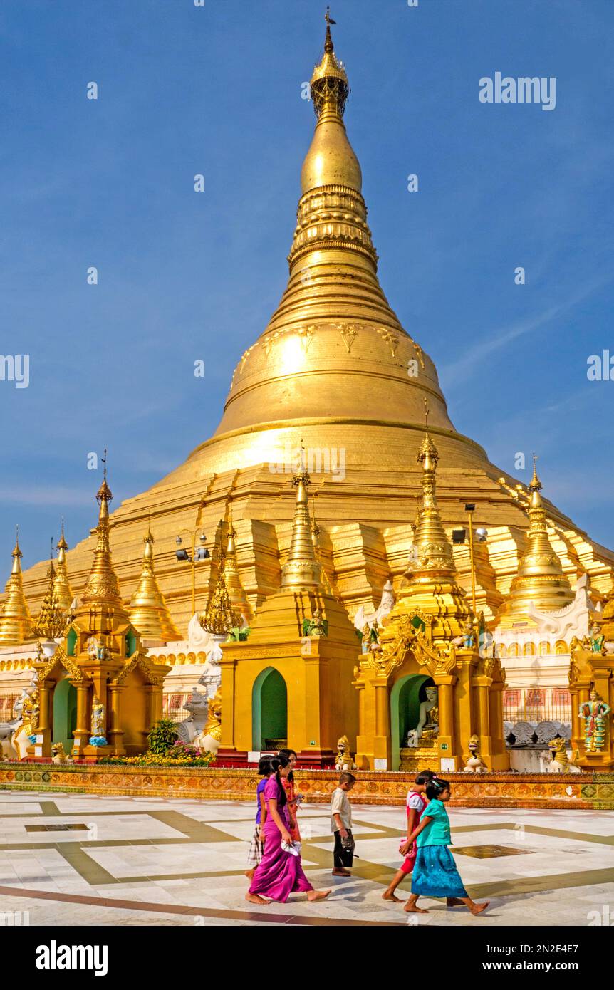Anbeter vor Stupa, Shwedagon Pagoda, Yangon, Myanmar, Yangon, Myanmar Stockfoto