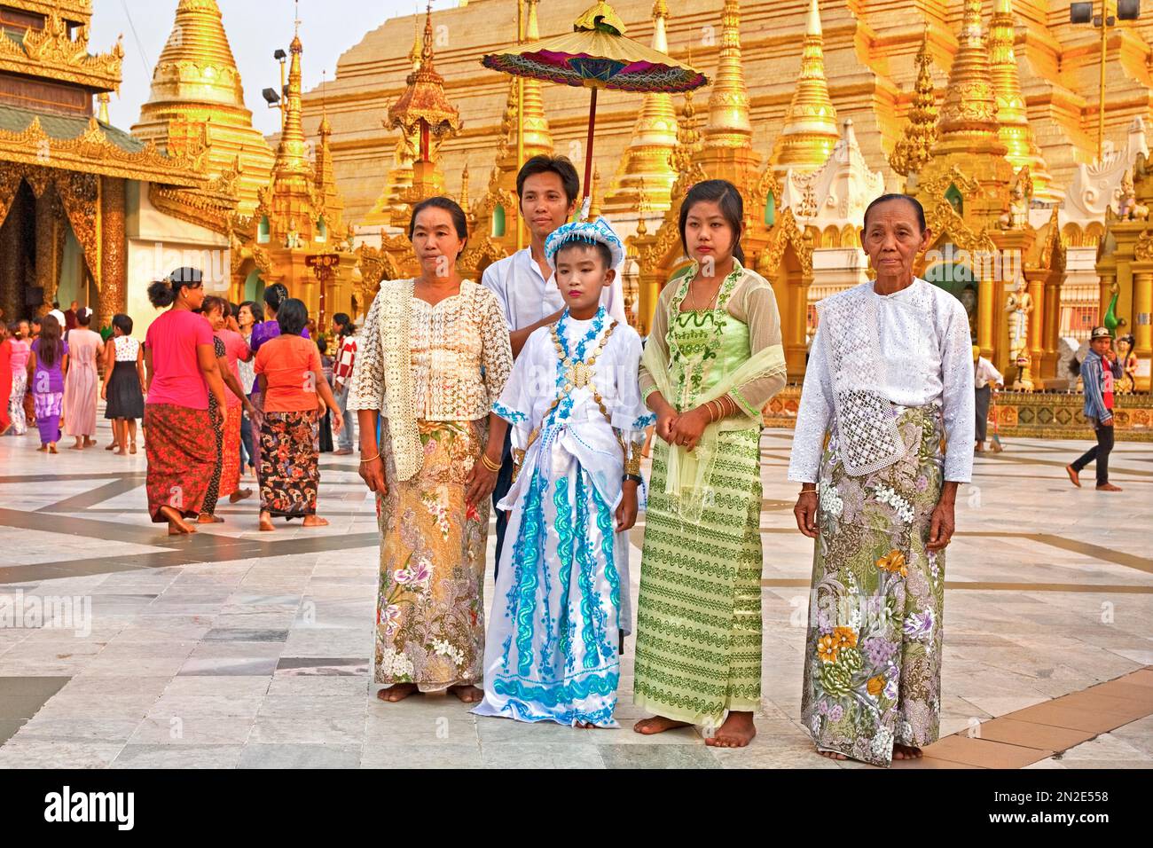 Ortungszeremonie in Shwedagon Pagode, Yangoon, Myanmar, Yangoon, Myanmar Stockfoto