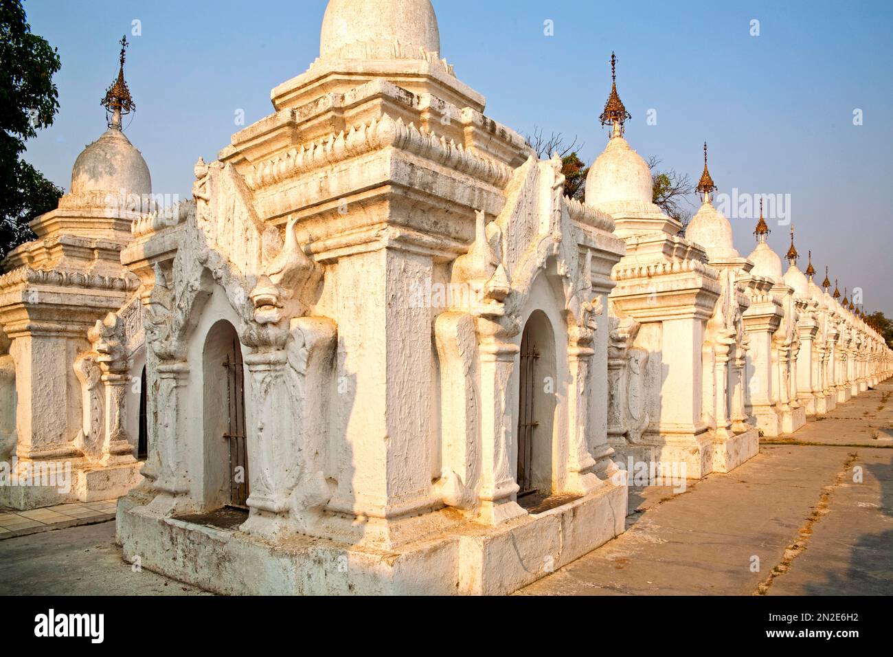 Das größte Buch der Welt, Marmortafeln mit den Lehren des Theravada-Buddhismus, Kuthodaw-Pagode, Mandalay, Myanmar, Mandalay, Myanmar Stockfoto