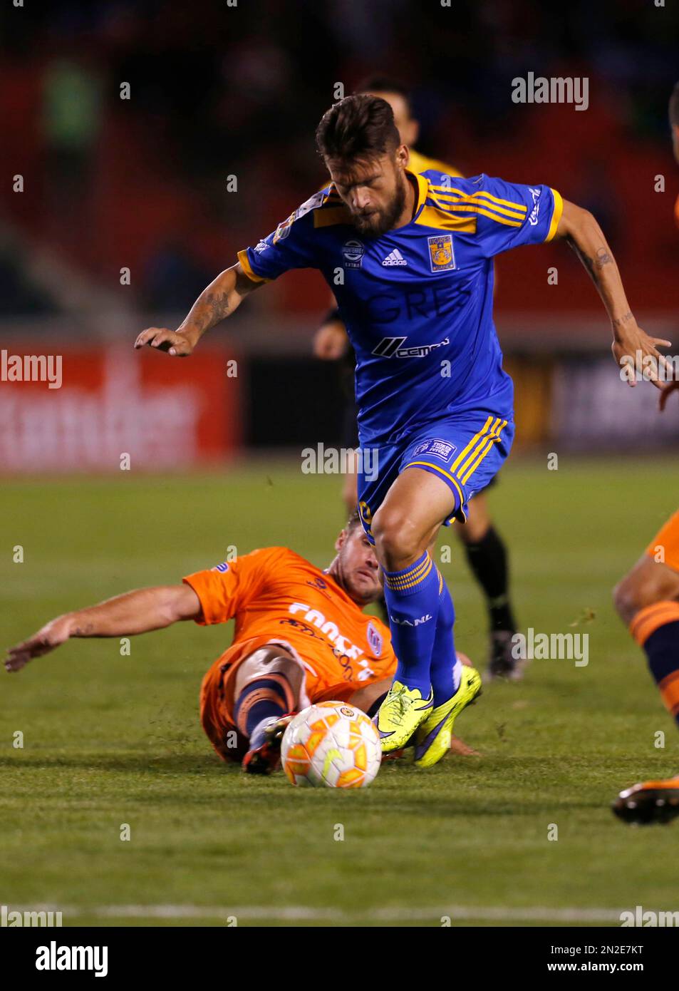 Rafael Sobis of Mexico's Tigres, right, controls the ball under pressure from Federico Silvestre of Bolivia's Universitario de Sucre during a Copa Libertadores soccer match in Sucre, Bolivia, Tuesday, April 28, 2015. (AP Photo/Juan Karita) Stockfoto