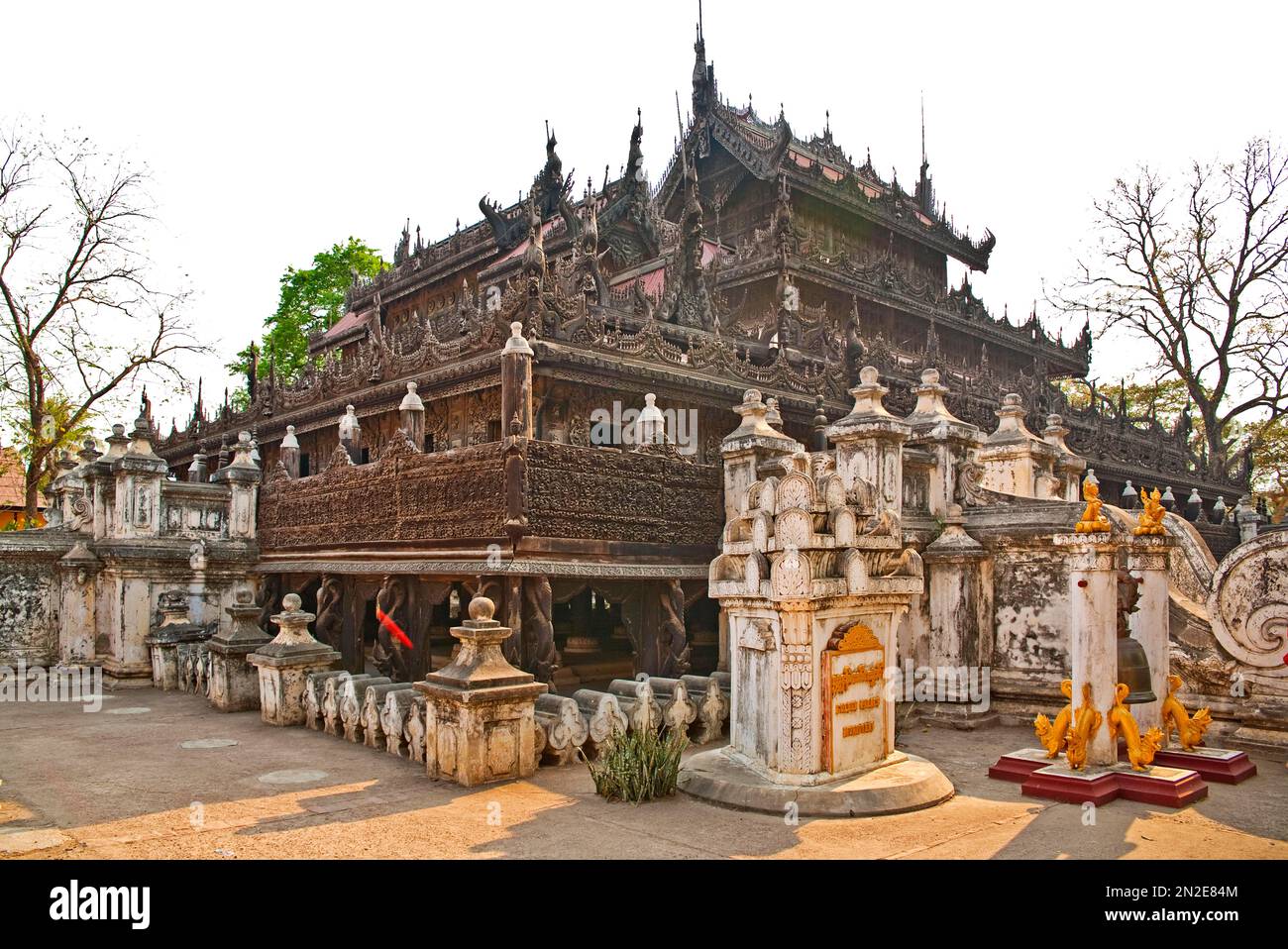 Kloster Shwenandaw mit Holzschnitzereien, Mandalay, Myanmar Stockfoto