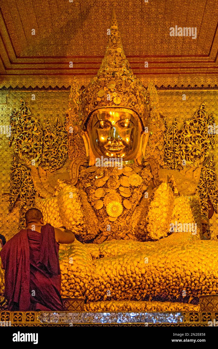 Buddha-Statue mit Goldplatte, Mahamuni-Pagode, Mandalay, Myanmar Stockfoto