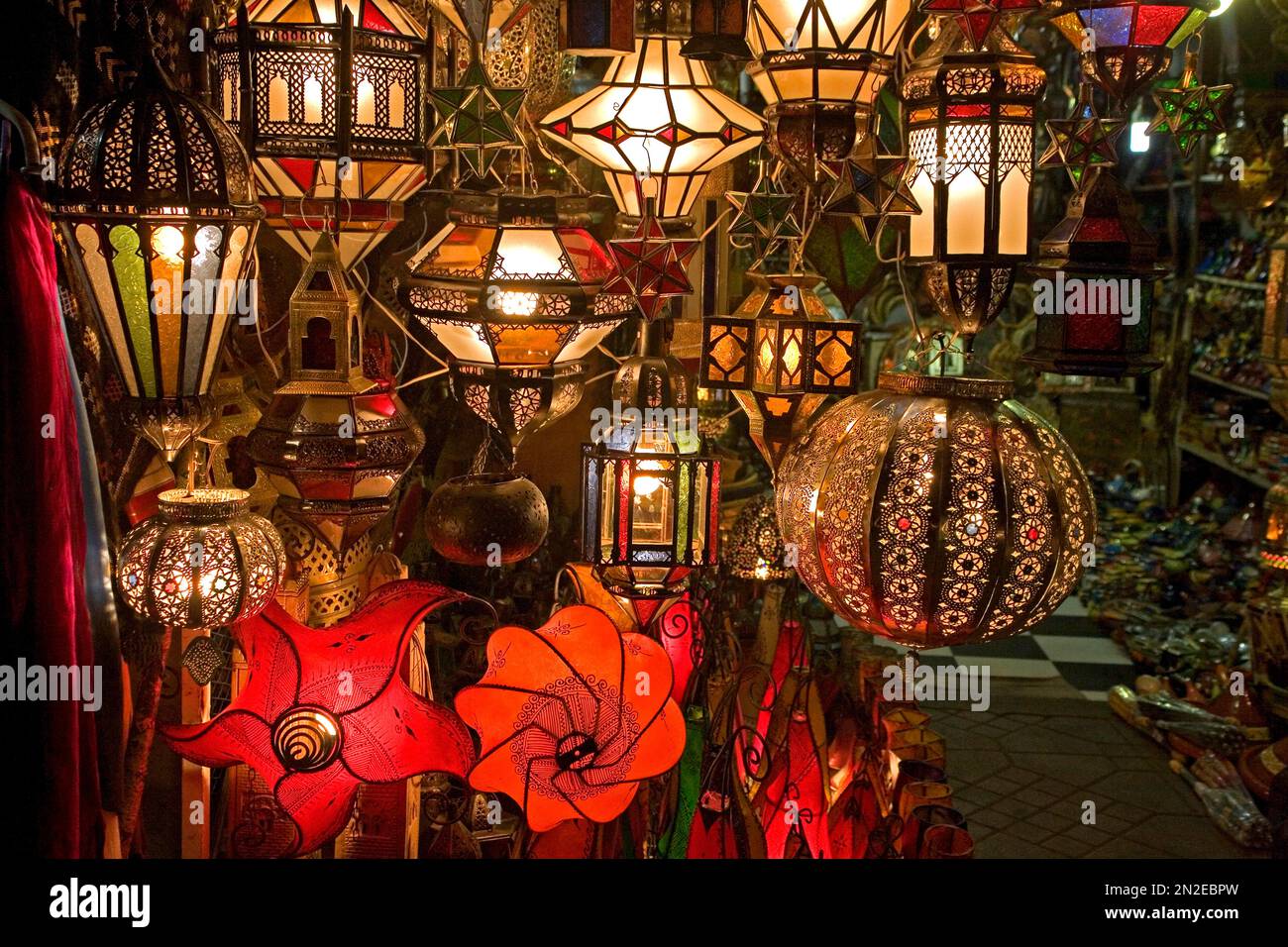 Lampengeschäft im nahe gelegenen Souk, Marrakesch, Marokko, Afrika  Stockfotografie - Alamy