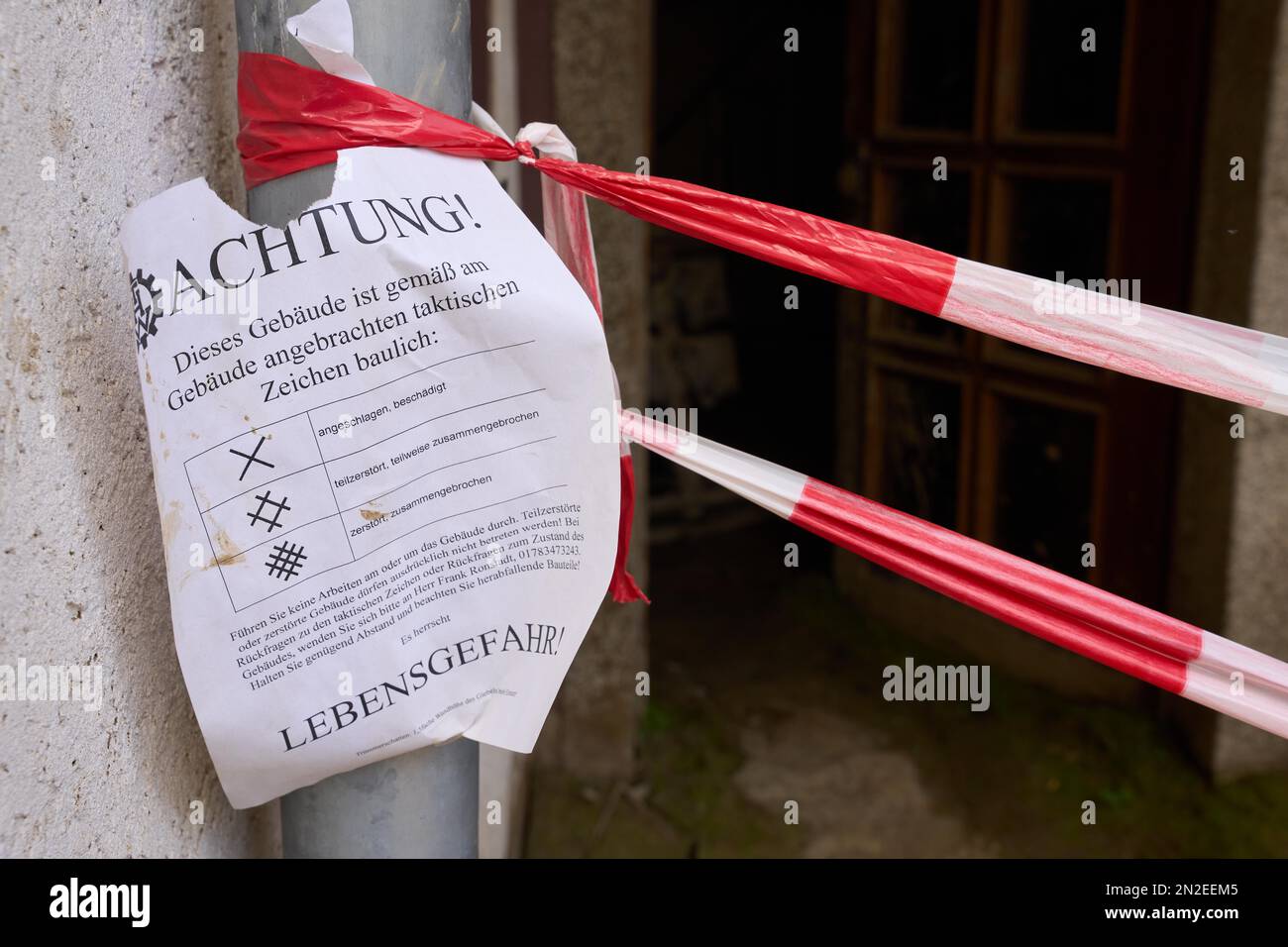 Notiz mit Erläuterungen zu den Markierungen auf einem zerstörten Haus in Walporzheim, Rheinland-Pfalz, Deutschland Stockfoto