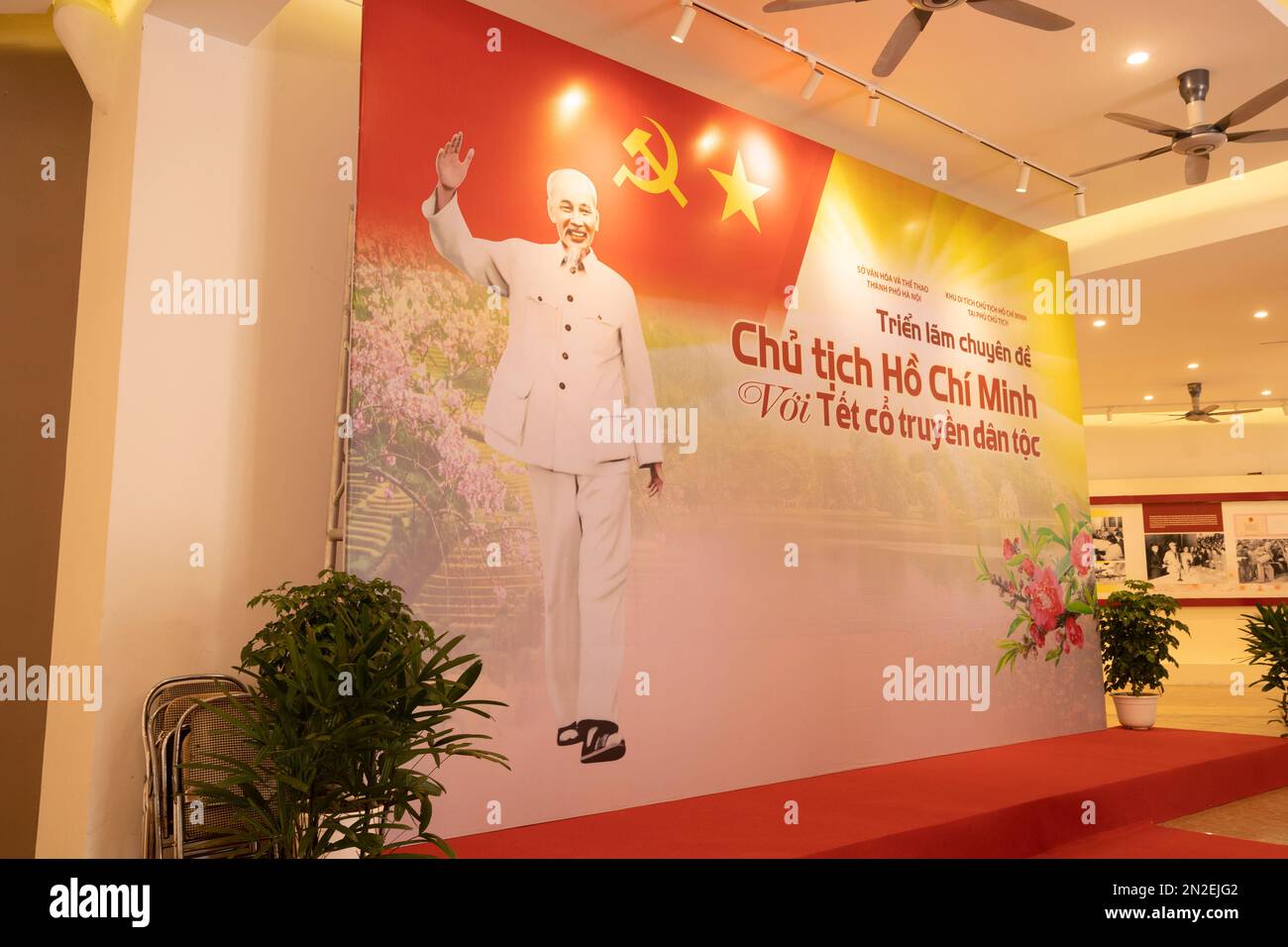 Hanoi, Vietnam, Januar 2023. Das Porträt von Ho Chi Minh auf einer Plakatwand in einer Ausstellung, die dem vietnamesischen Führer gewidmet ist Stockfoto