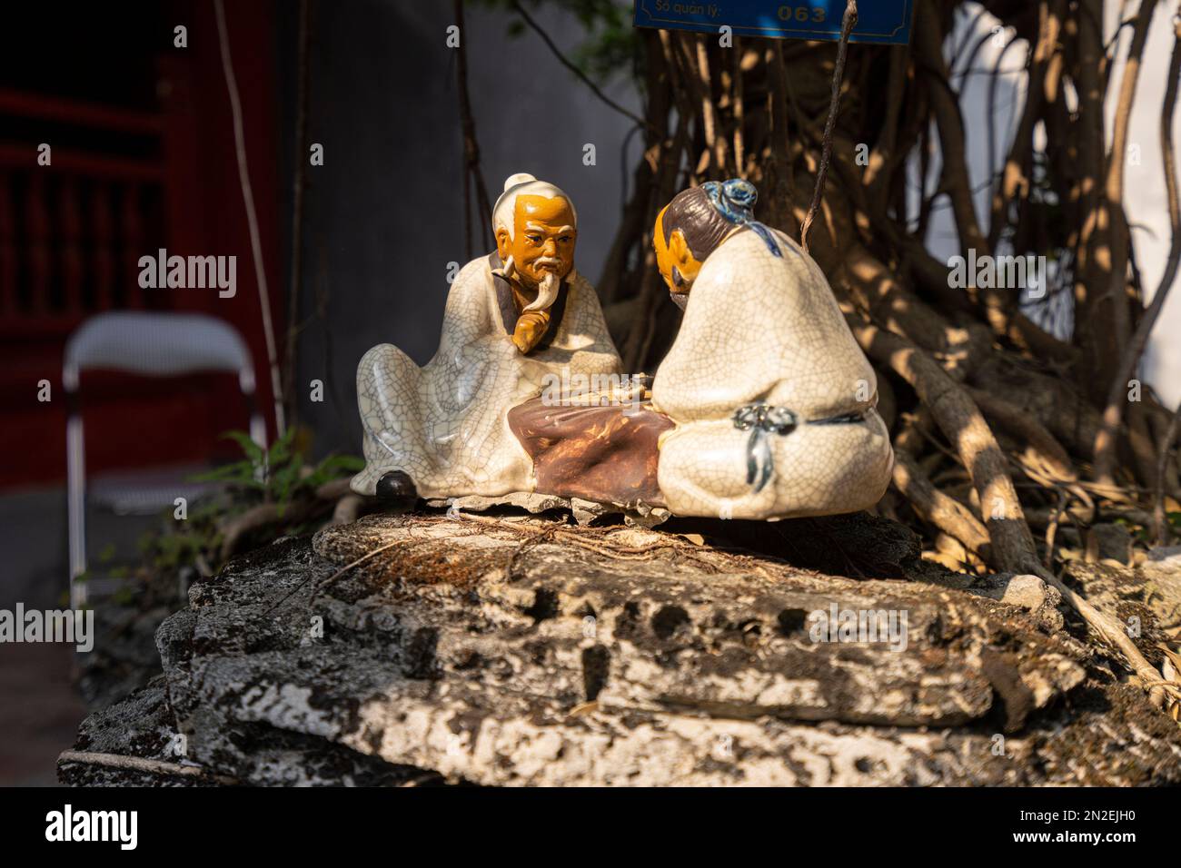 Hanoi, Vietnam, Januar 2023. Zwei Statuetten mit heiligen Darstellungen im Literaturtempel im Stadtzentrum Stockfoto