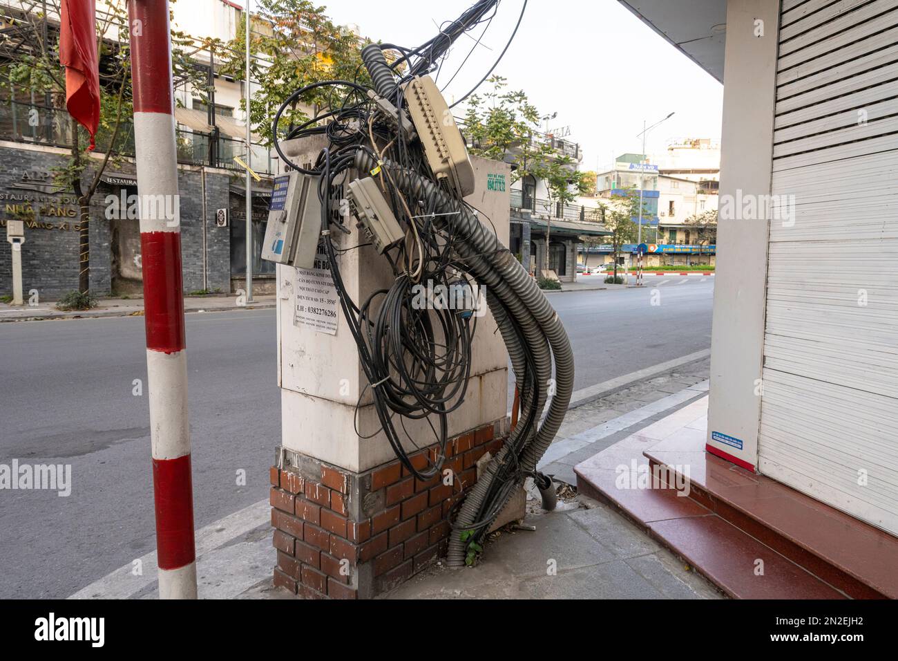 Hanoi, Vietnam, Januar 2023. Ein Wirrwarr von Elektrokabeln in einer Straße im Stadtzentrum Stockfoto