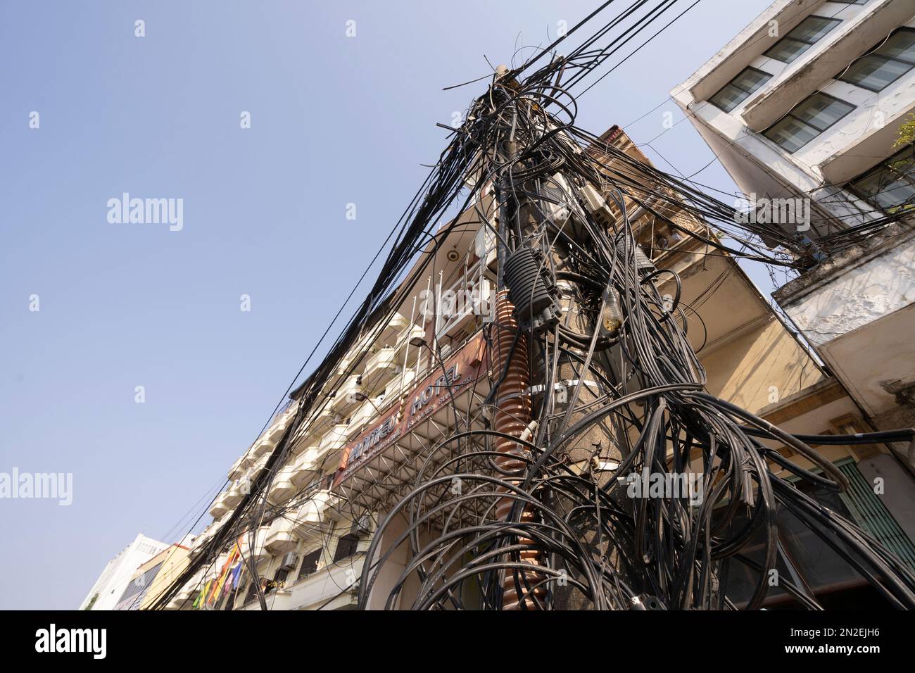 Hanoi, Vietnam, Januar 2023. Ein Wirrwarr von Elektrokabeln in einer Straße im Stadtzentrum Stockfoto
