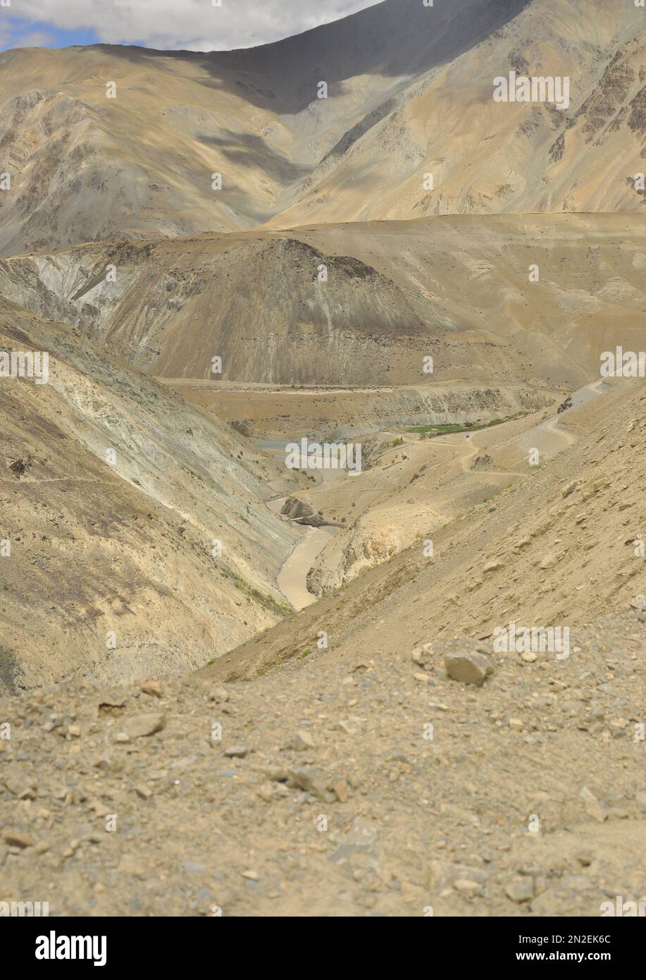 Ein Blick auf den Zusammenfluss der Flüsse Zanskar und Indus, die durch wunderschöne trockene Berge im Nimmu-Tal, Ladakh, INDIEN fließen. Stockfoto