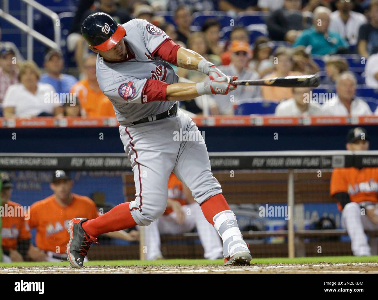 Washington Nationals' Wilson Ramos hits a single in the fifth inning of a baseball game against the Miami Marlins, Sunday, April 26, 2015, in Miami. (AP Photo/Lynne Sladky) Stockfoto