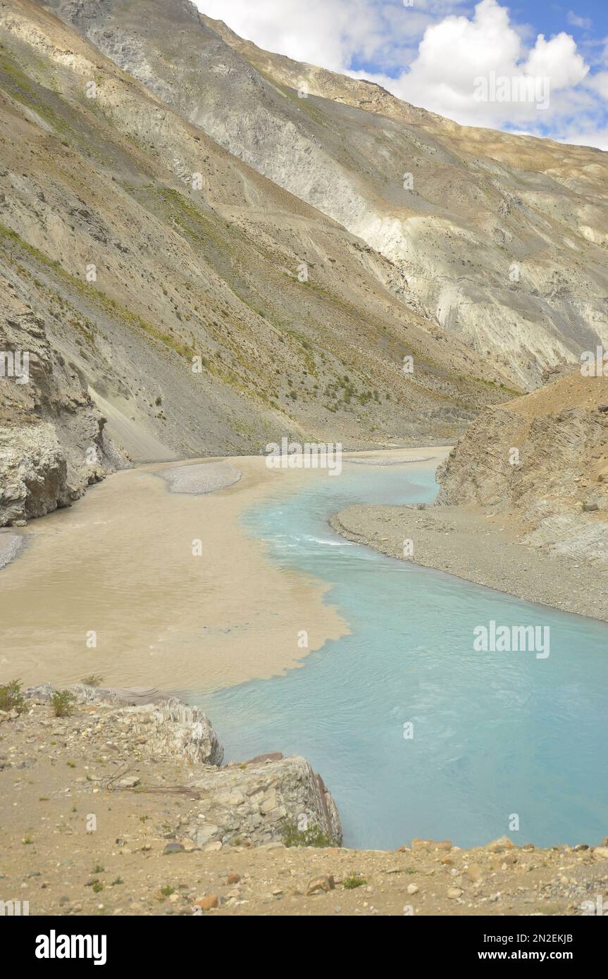 Zusammenfluss der Flüsse Zanskar und Indus zwischen wunderschönen trockenen Bergen im Nimmu-Tal, Ladakh, INDIEN. Stockfoto