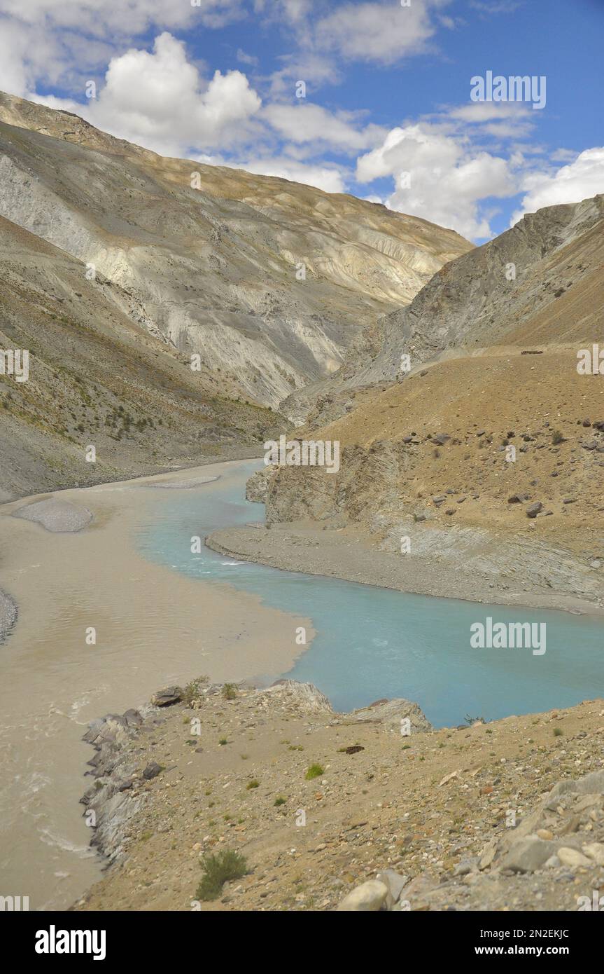 Zusammenfluss der Flüsse Zanskar und Indus zwischen wunderschönen trockenen Bergen im Nimmu-Tal, Ladakh, INDIEN. Stockfoto