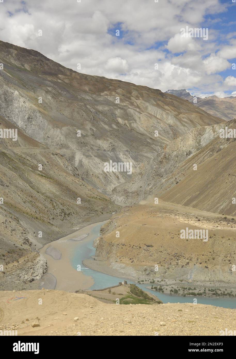 Sangam der Flüsse Zanskar und Indus, die durch trockene Berge im Nimmu-Tal, Ladakh, INDIEN fließen. Stockfoto