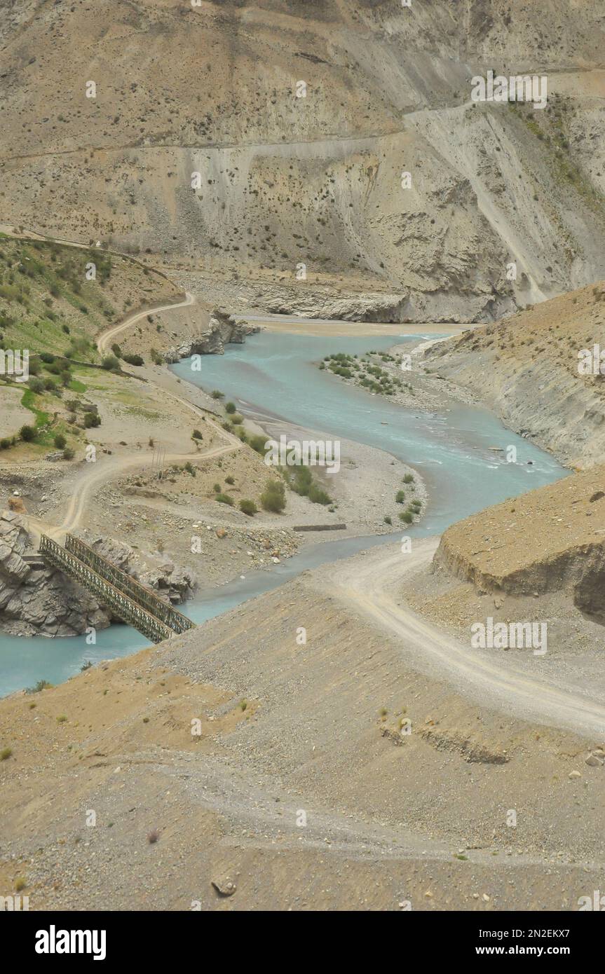 Sangam - Zusammenfluss der Flüsse Zanskar und Indus durch wunderschöne trockene Berge im Nimmu-Tal, Ladakh, INDIEN. Stockfoto