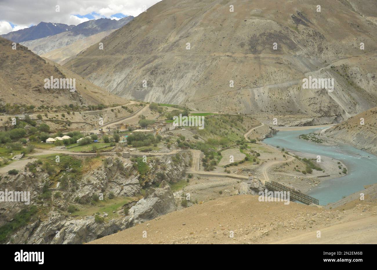 Sangam - wunderschöne Aussicht auf den Zusammenfluss der Flüsse Zanskar und Indus im Nimmu-Tal, Union Territory von Ladakh, INDIEN. Stockfoto