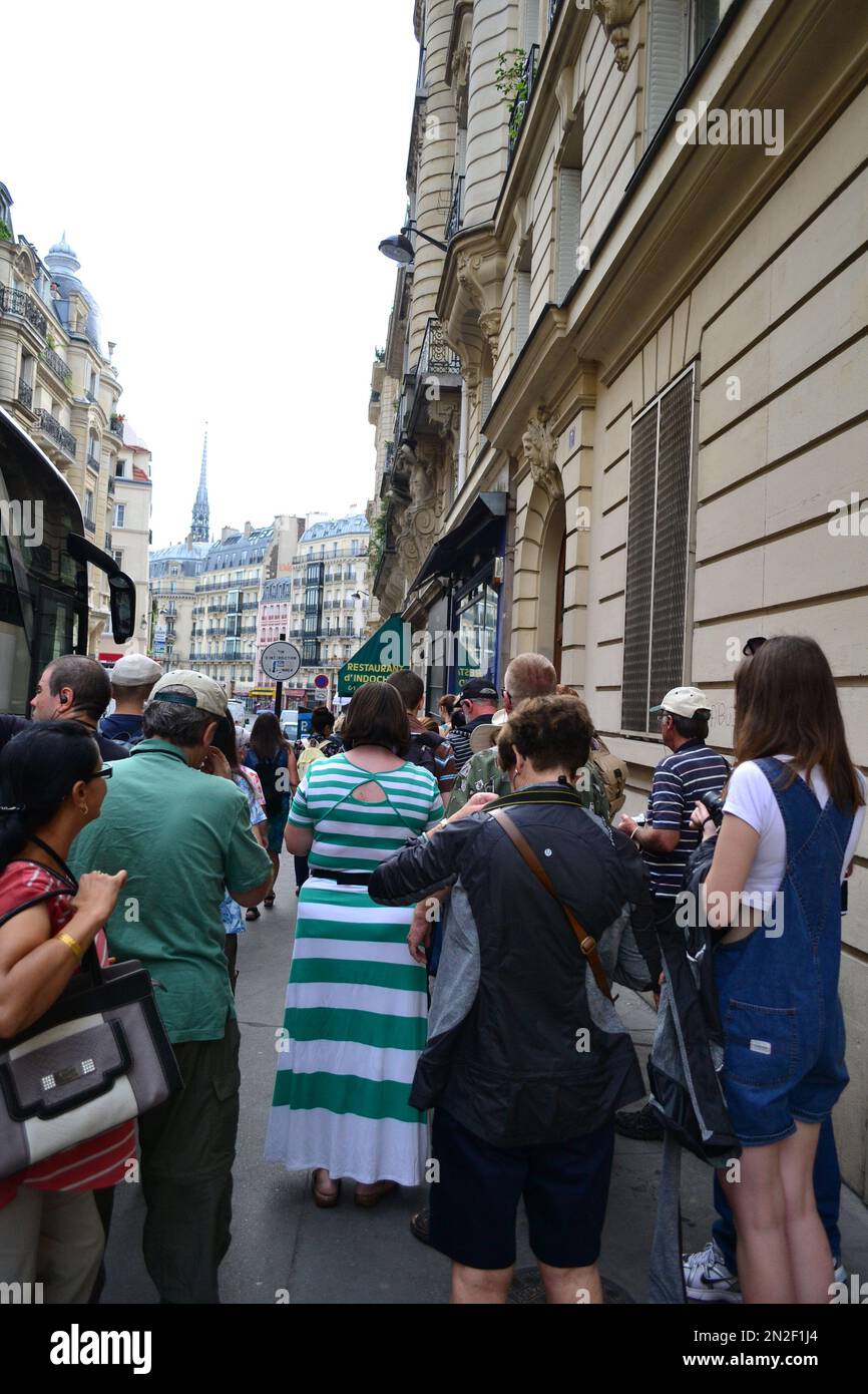 Touristen auf einer Busfahrt mit Führung durch die Innenstadt von Paris zur Kathedrale Notre dame. Stockfoto