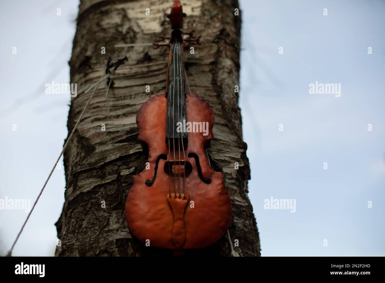 Geige auf Holz. Saitenmusikinstrument. Details zum Musikfestival. Musiksymbol. Stockfoto