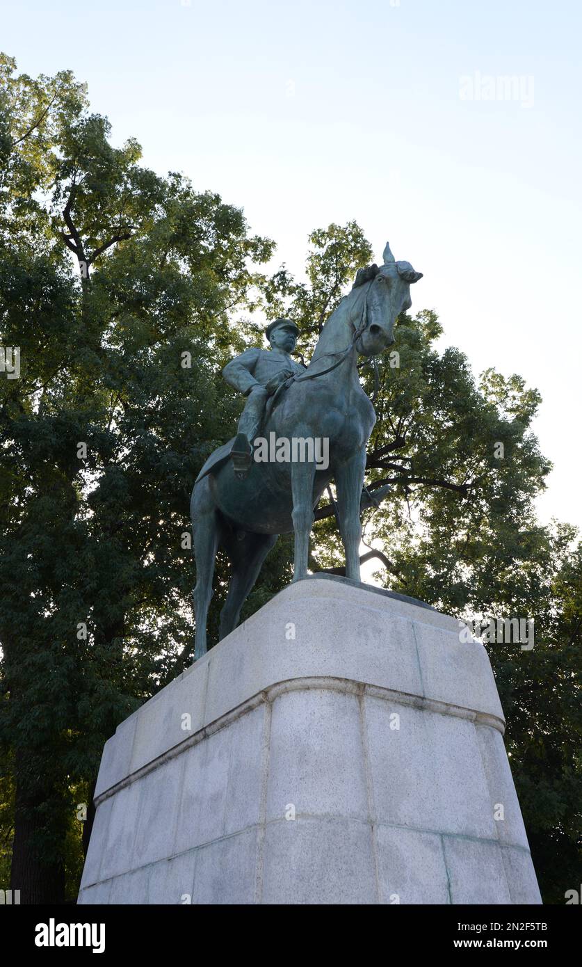 Statue von Iwao Oyama (1842 – 1916) im Kudanzaka Park, Chiyoda, Tokio, Japan. Stockfoto